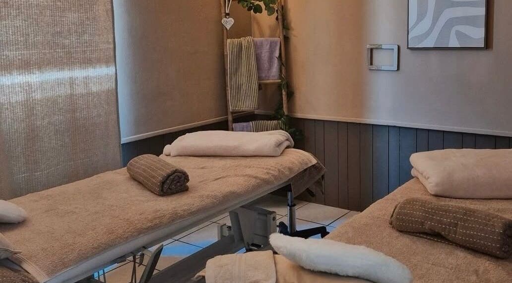 Salle de massage cosy à Institut-Méluna, Banon, Provence-alpes-côte D'azur, FR avec touches naturelles.