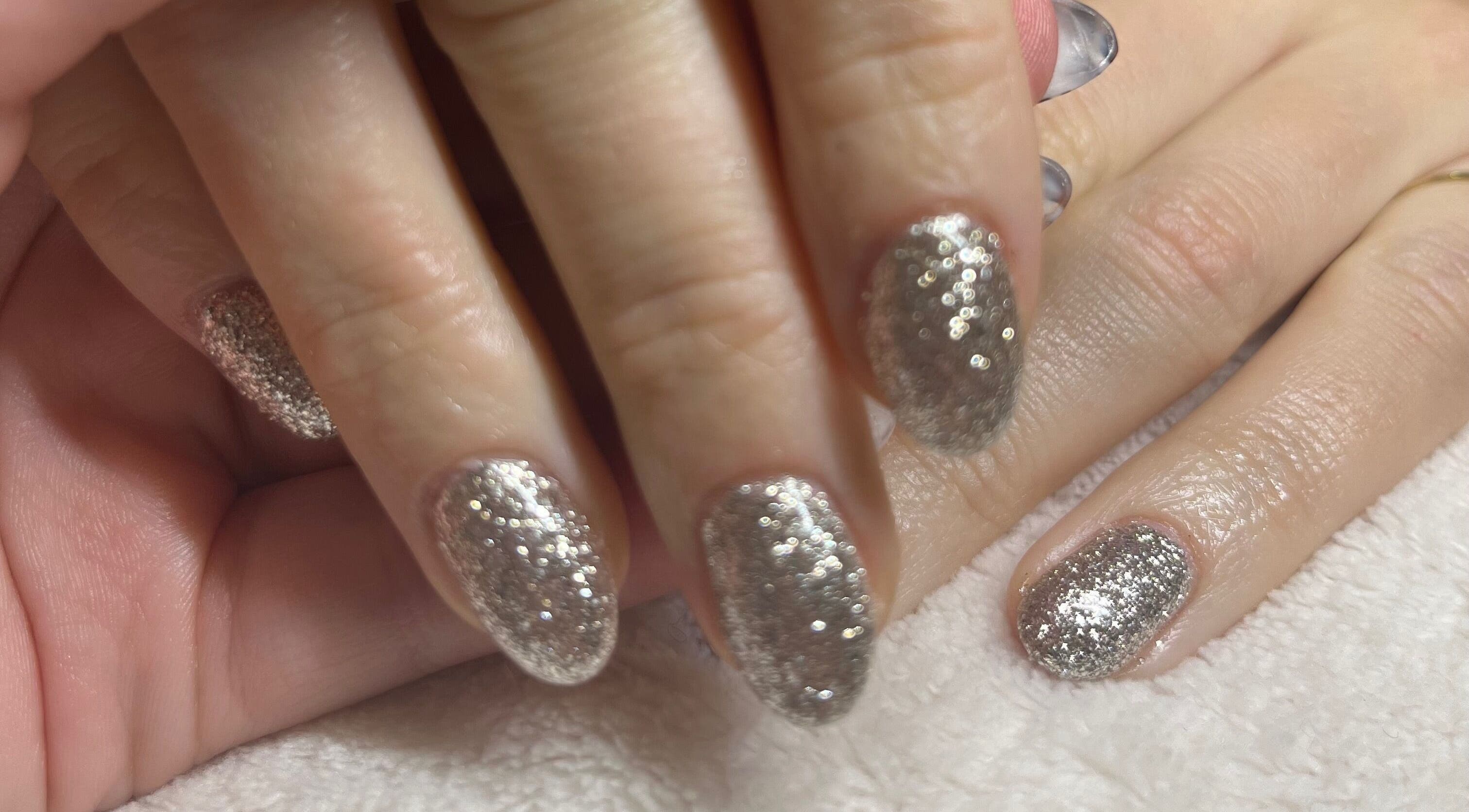 Manucure scintillante à l'Institut-Méluna, Banon, Provence-alpes-côte D'azur, FR. Ongles argentés élégants.