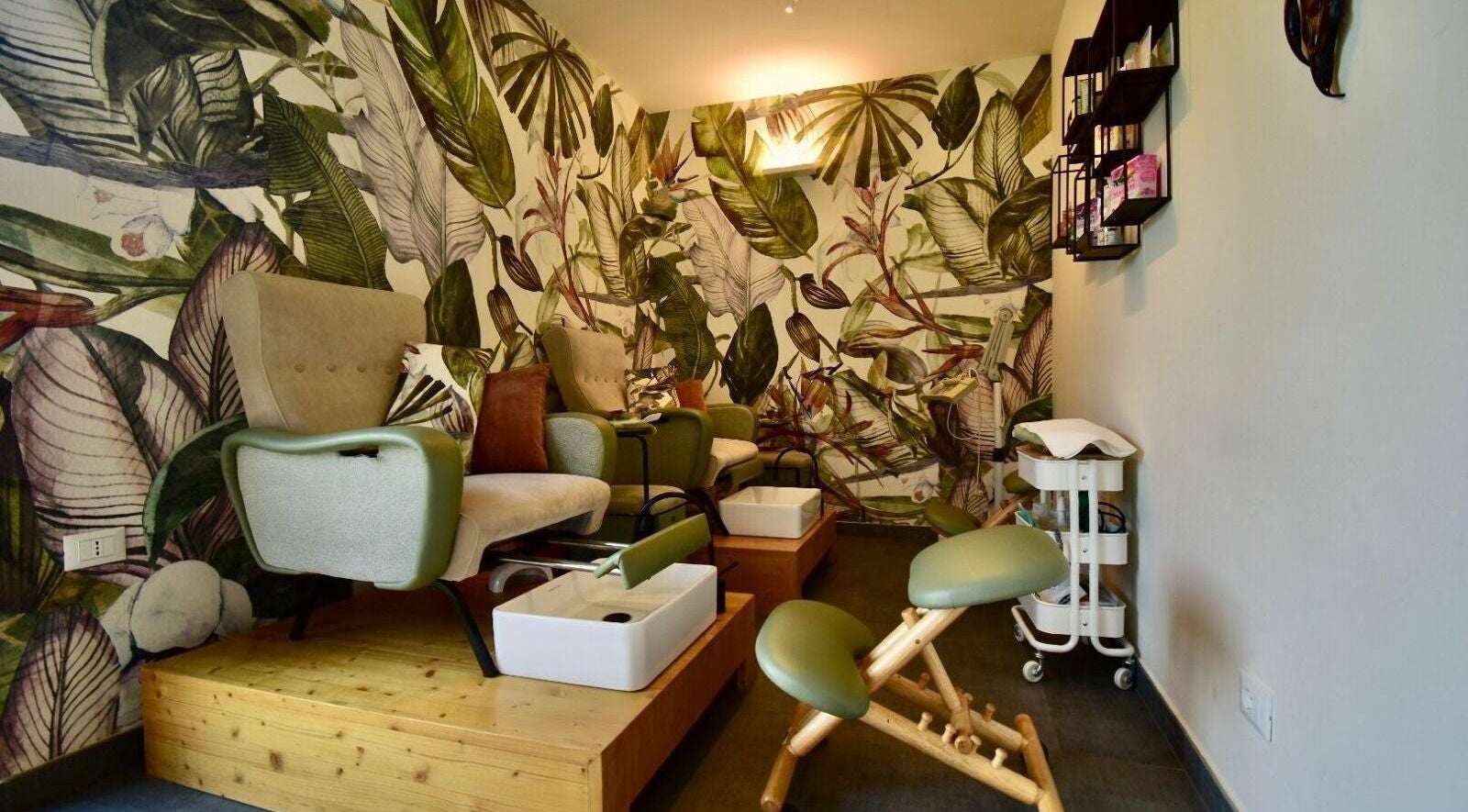 Sala pedicure accogliente di GRACE HOUSE MODENA, Emilia-romagna, IT, con poltrone e arredi verdi naturali.