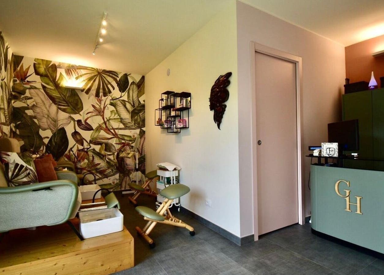 Interno elegante di GRACE HOUSE MODENA a Emilia-romagna, decorato con foglie tropicali e mobili moderni.