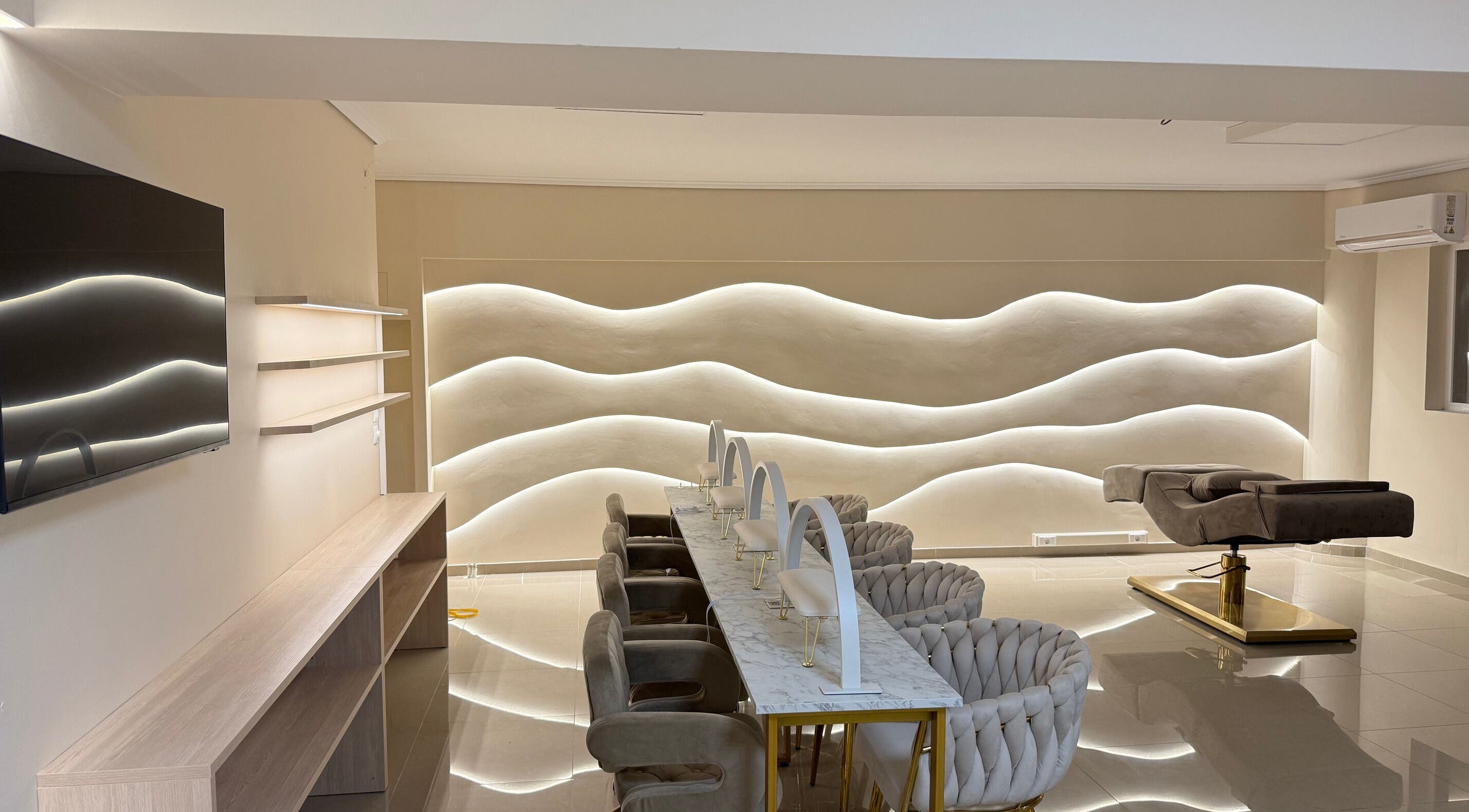 Feel Queen | Νύχια, Φρύδια, Βλεφάριδες | Nails, Lashes, Brows interior at Gerakas, GR with elegant wave wall design.