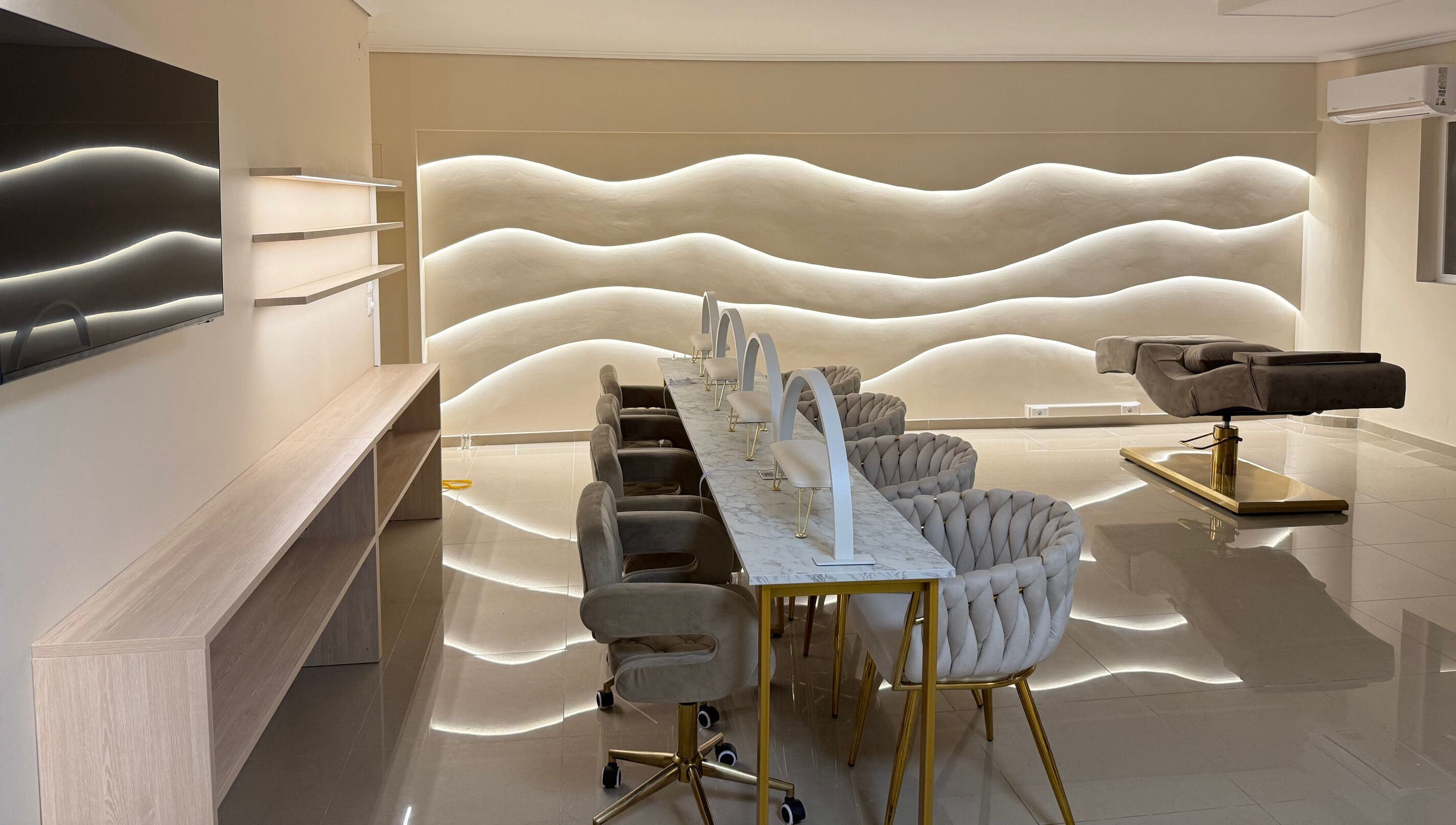 Luxurious interior of Feel Queen | Νύχια, Φρύδια, Βλεφάριδες | Nails, Lashes, Brows in Gerakas, GR.