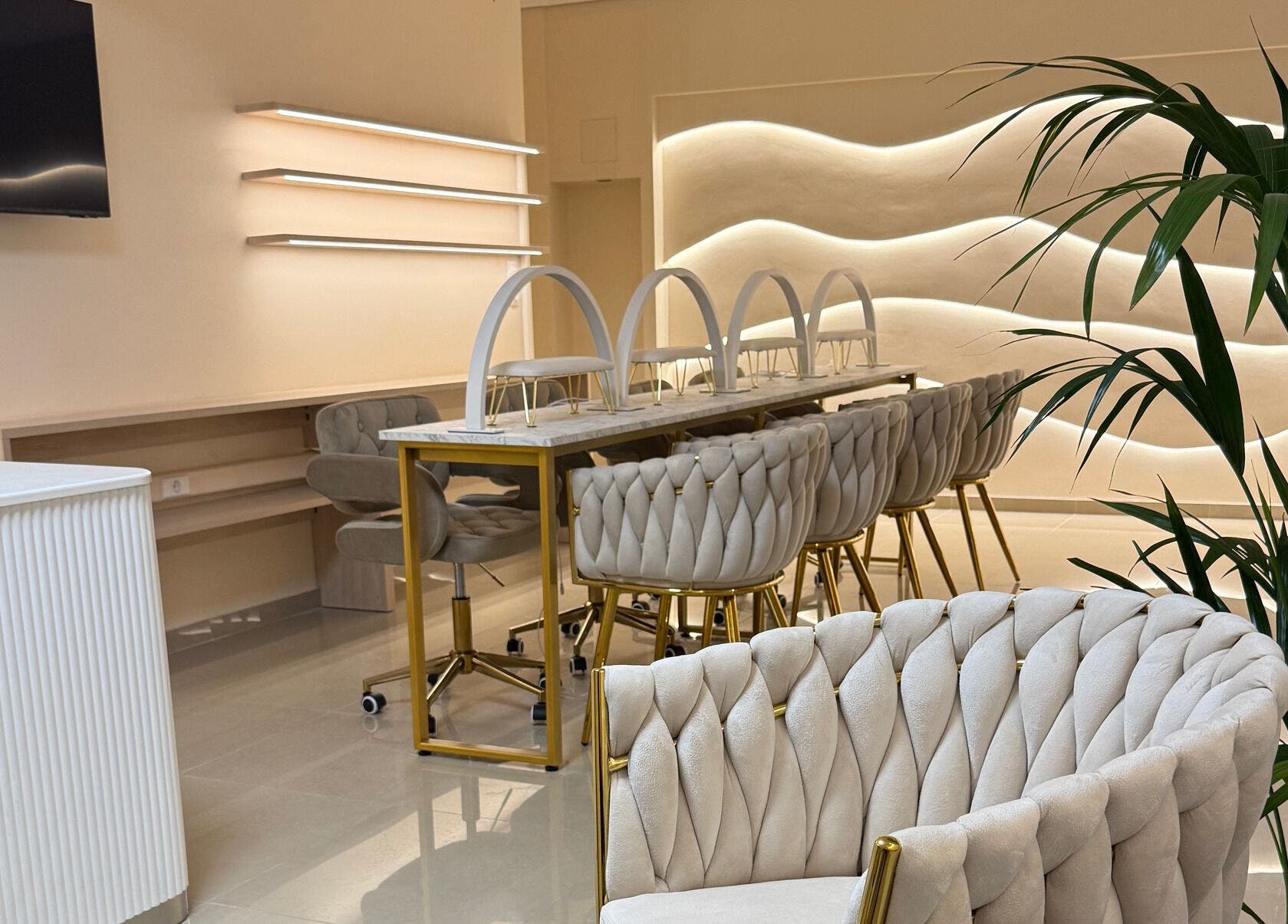Chic interior of Feel Queen | Νύχια, Φρύδια, Βλεφάριδες | Nails, Lashes, Brows, Gerakas, GR with plush seating.