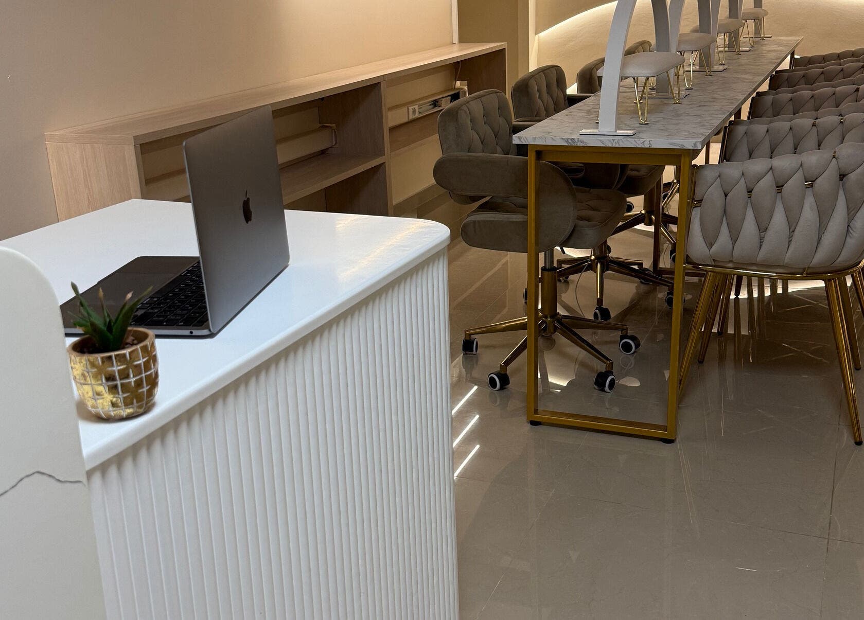 Modern setup at Feel Queen | Νύχια, Φρύδια, Βλεφάριδες | Nails, Lashes, Brows in Gerakas, GR. Chic chairs and decor.