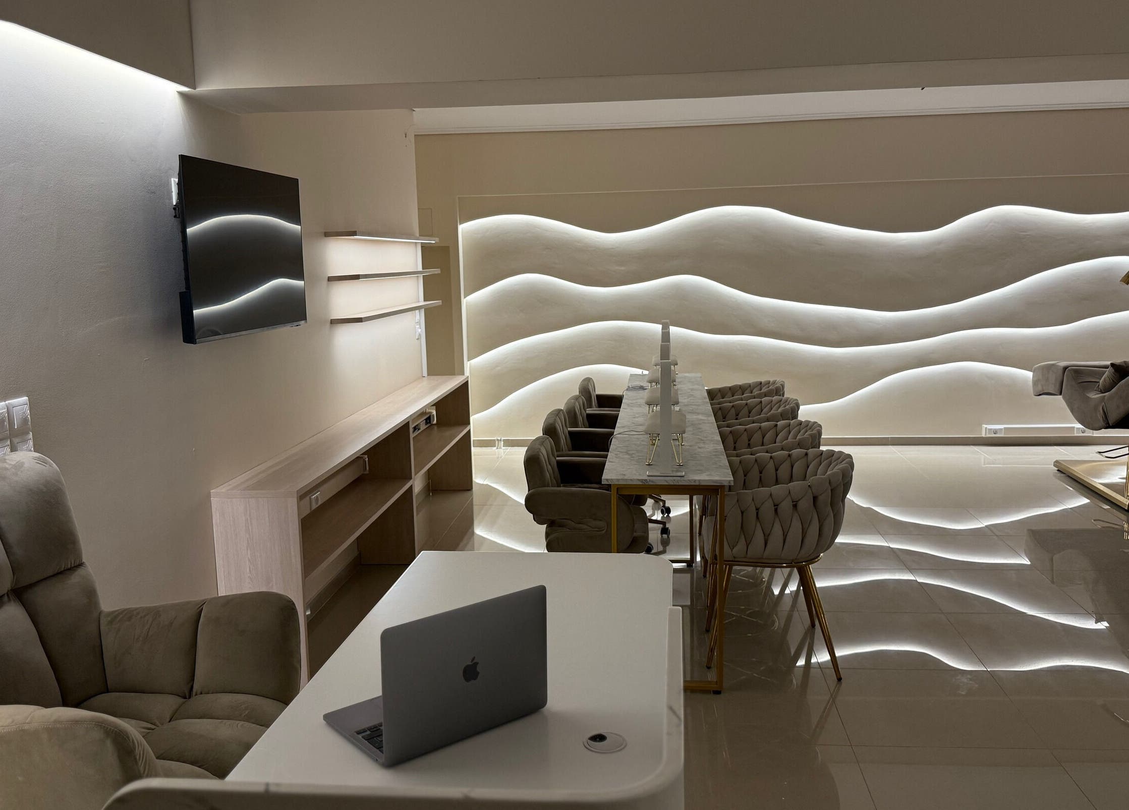 Modern, tranquil interior at Feel Queen | Νύχια, Φρύδια, Βλεφάριδες in Gerakas, GR with sleek design.