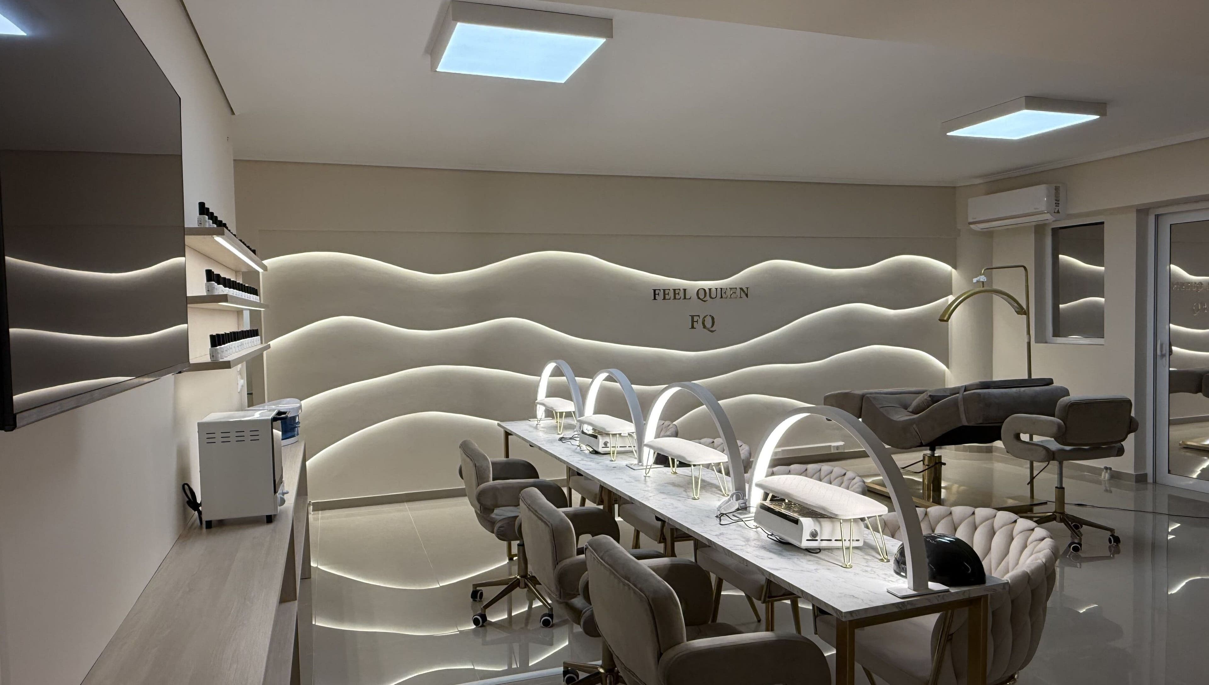 Σύγχρονος χώρος Feel Queen στο Γέρακα, GR με κομψή διακόσμηση και άνετες καρέκλες.