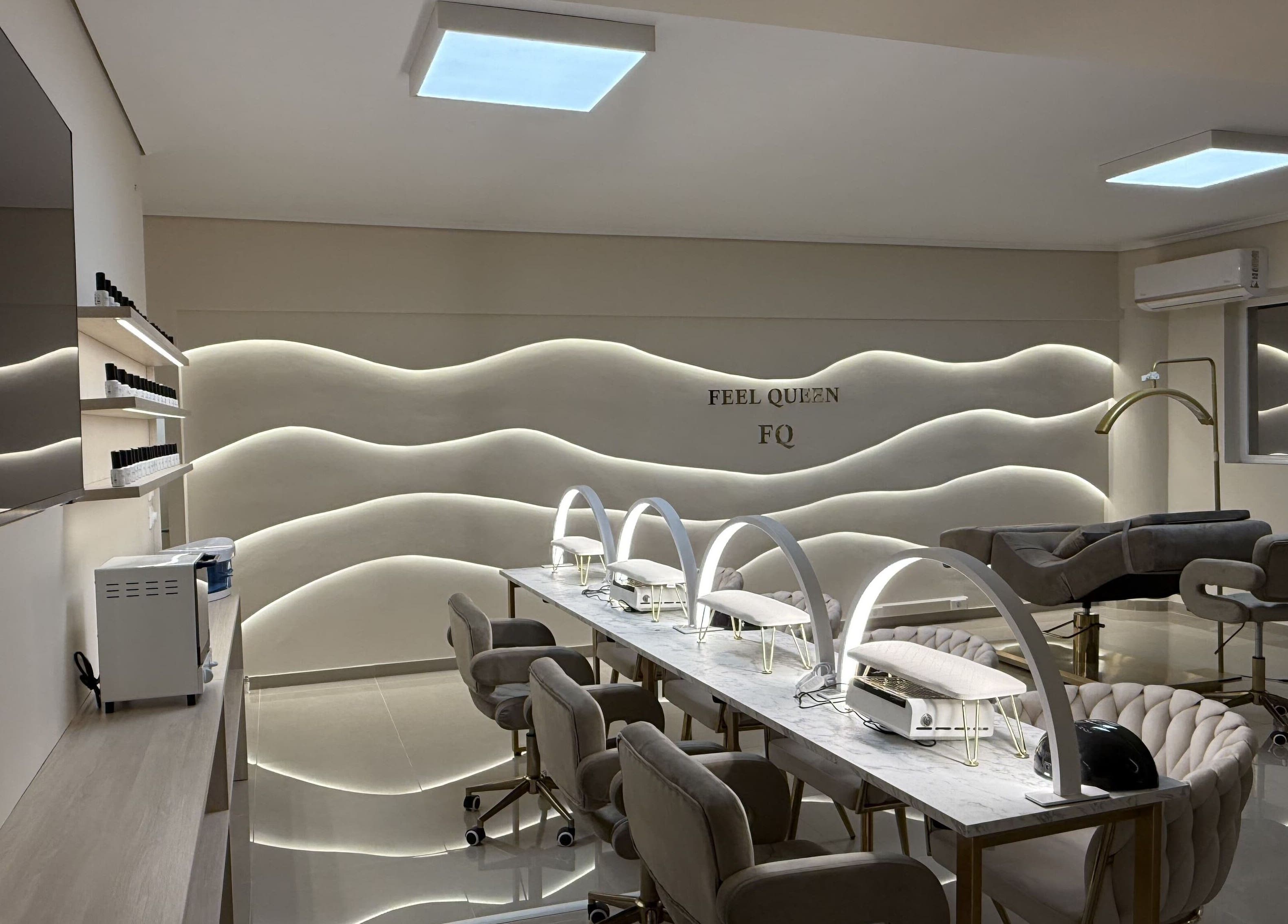 Σύγχρονος χώρος Feel Queen στο Γέρακα, GR με κομψή διακόσμηση και άνετες καρέκλες.