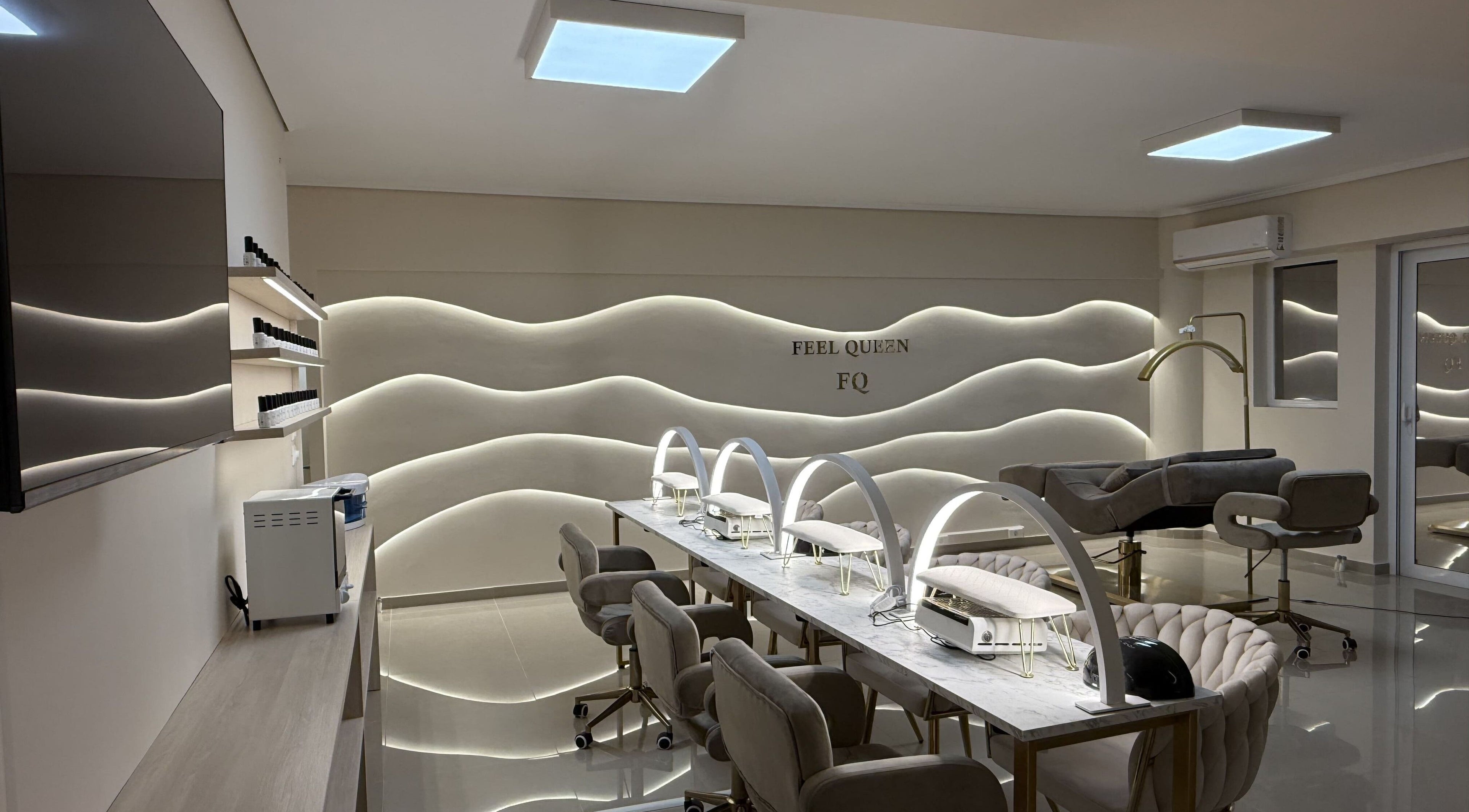 Σύγχρονος χώρος Feel Queen στο Γέρακα, GR με κομψή διακόσμηση και άνετες καρέκλες.