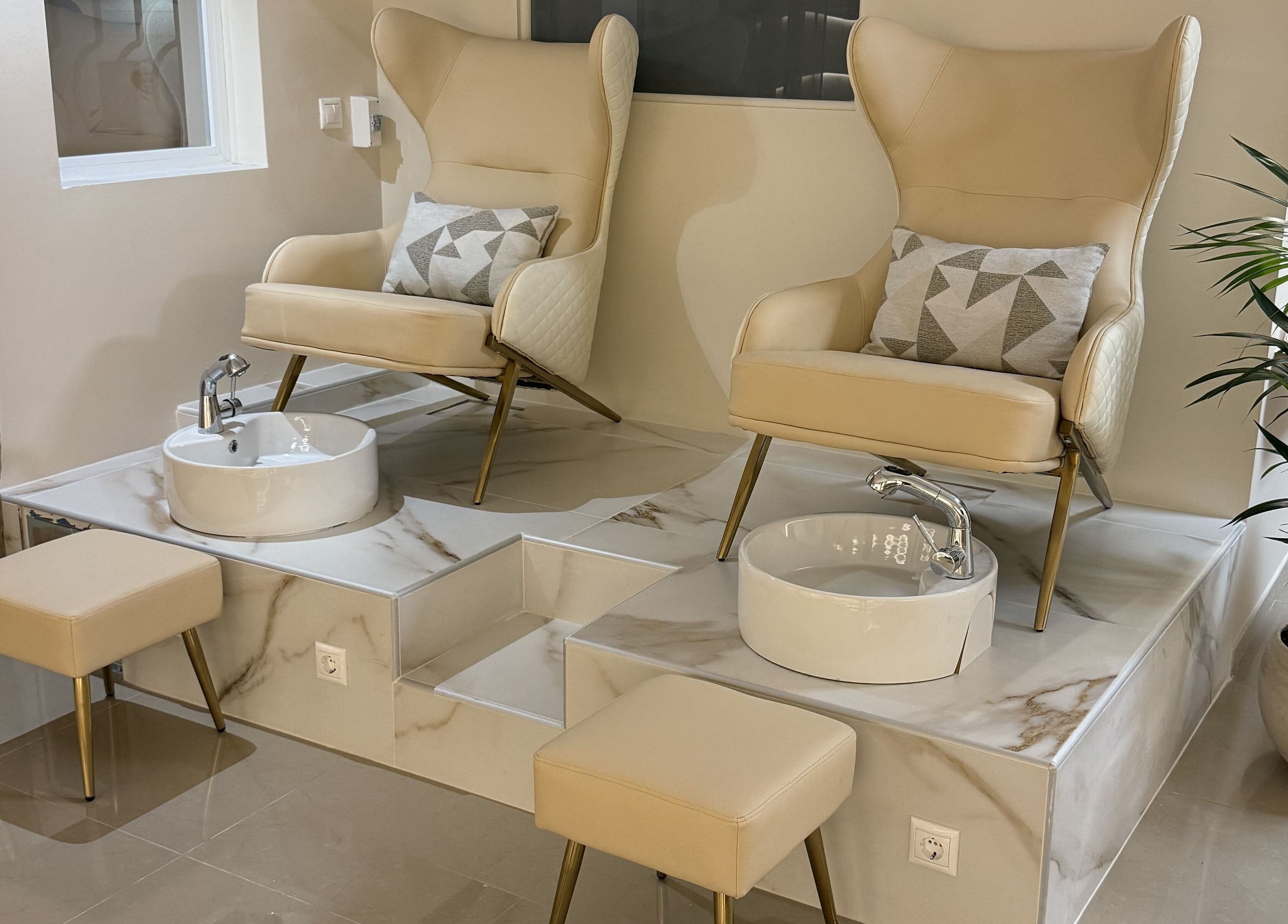 Απολαυστικός χώρος περιποίησης ποδιών στο Feel Queen, Gerakas, GR με άνετες καρέκλες και κάθισμα.