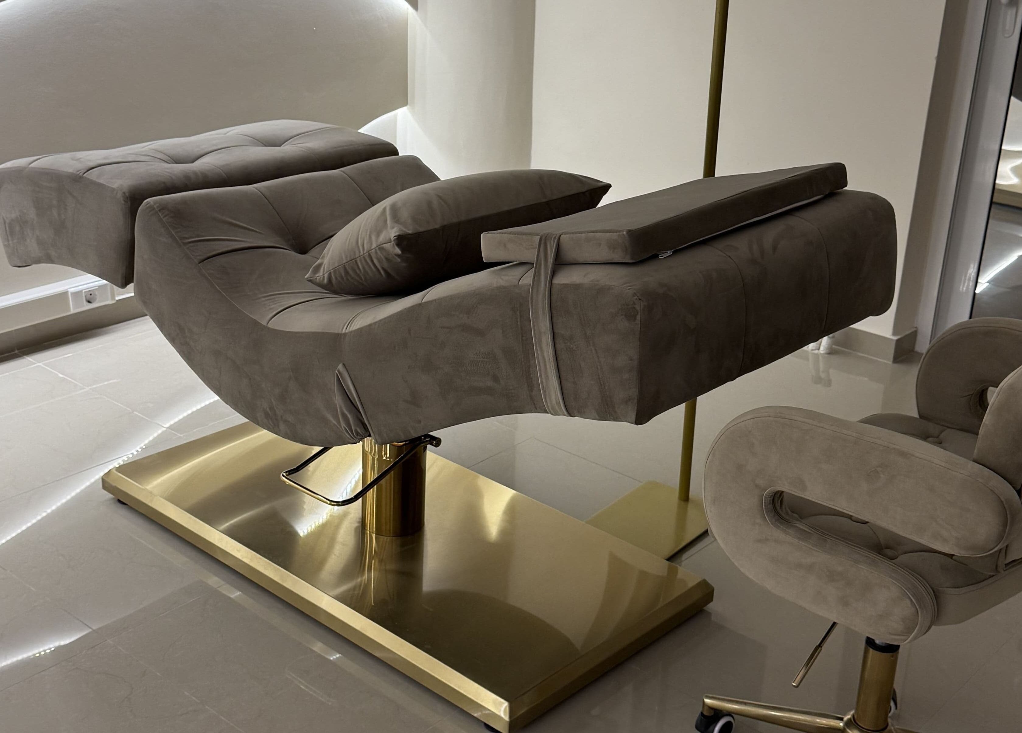 Πολυτελής καρέκλα περιποίησης στο Feel Queen, Gerakas, GR.