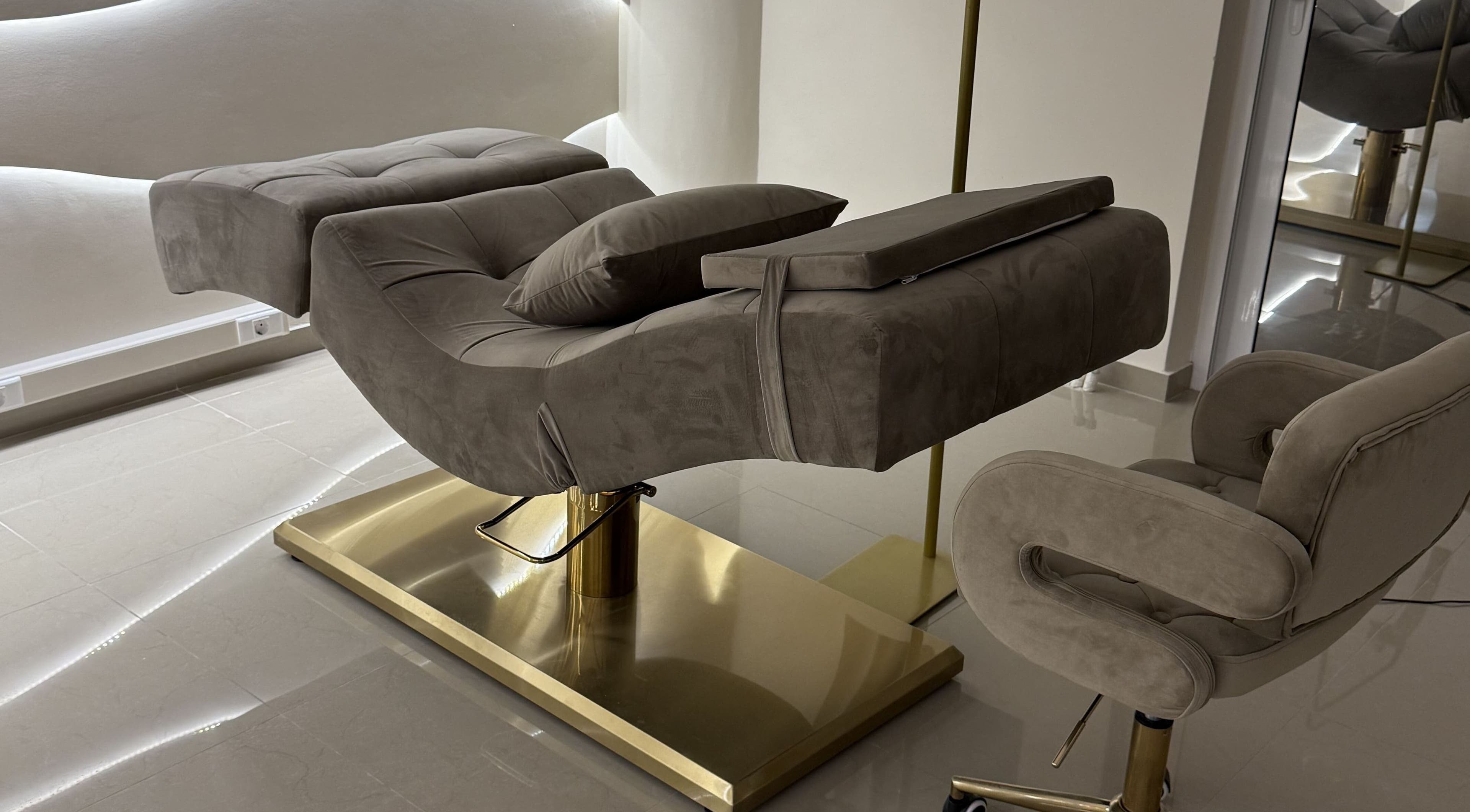 Πολυτελής καρέκλα περιποίησης στο Feel Queen, Gerakas, GR.