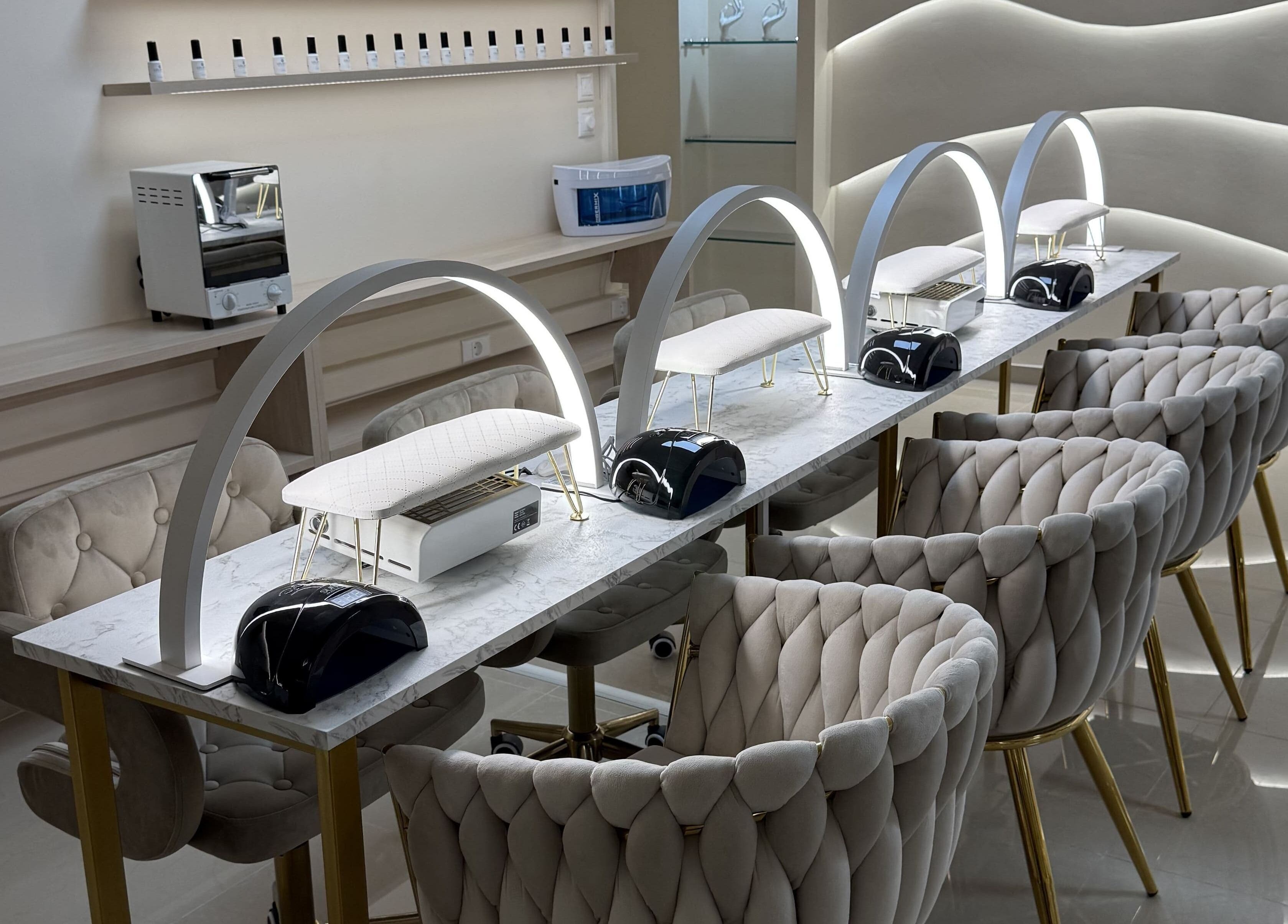 Κομψός χώρος μανικιούρ στο Feel Queen, Gerakas, GR, με σύγχρονες καρέκλες και εξοπλισμό.