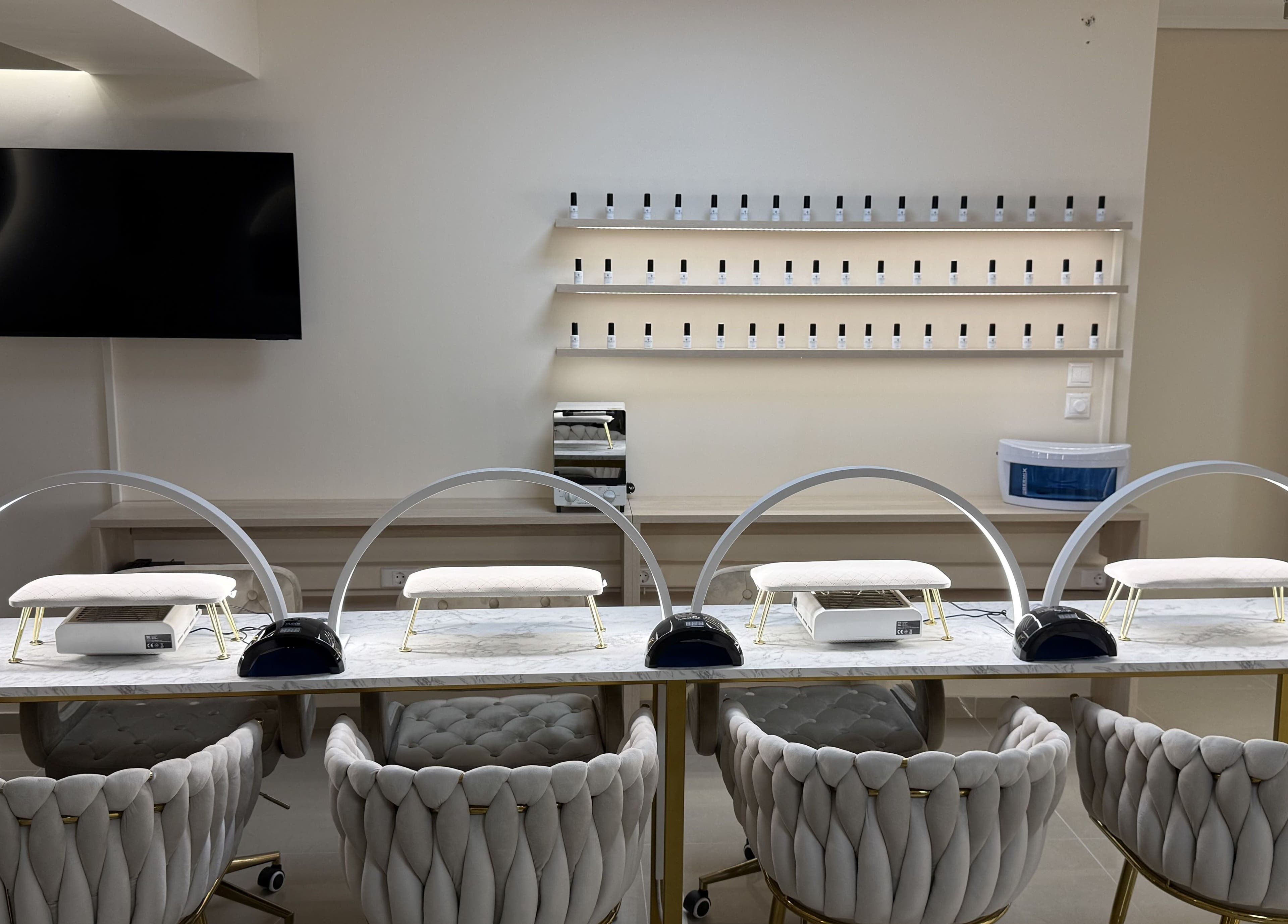 Πολυτελής χώρος μανικιούρ στο Feel Queen, Gerakas, GR με καρέκλες και εργαλεία φροντίδας νυχιών.