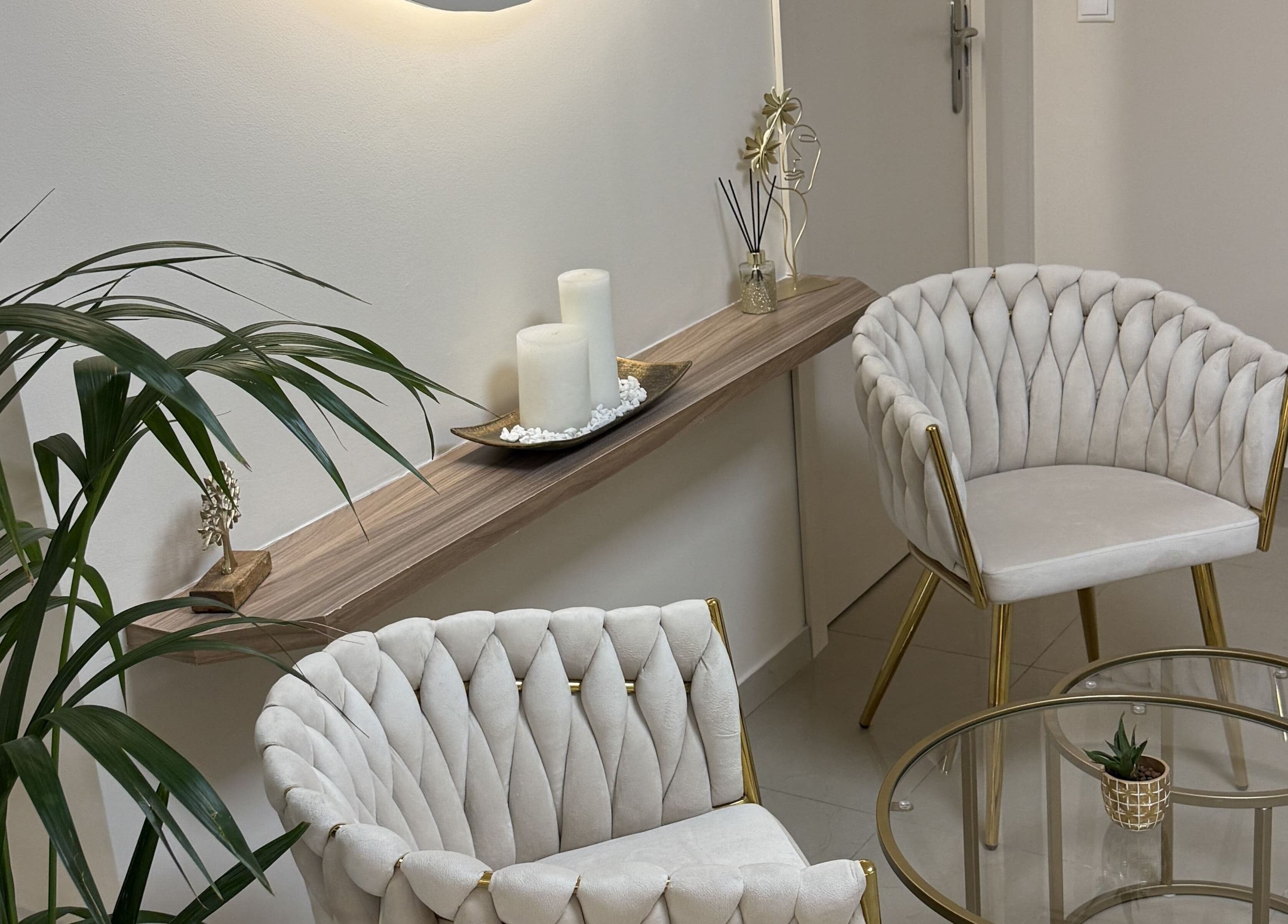 Άνεση και στυλ στο καθιστικό του Feel Queen, Gerakas, GR με μοντέρνες καρέκλες και κομψά διακοσμητικά.