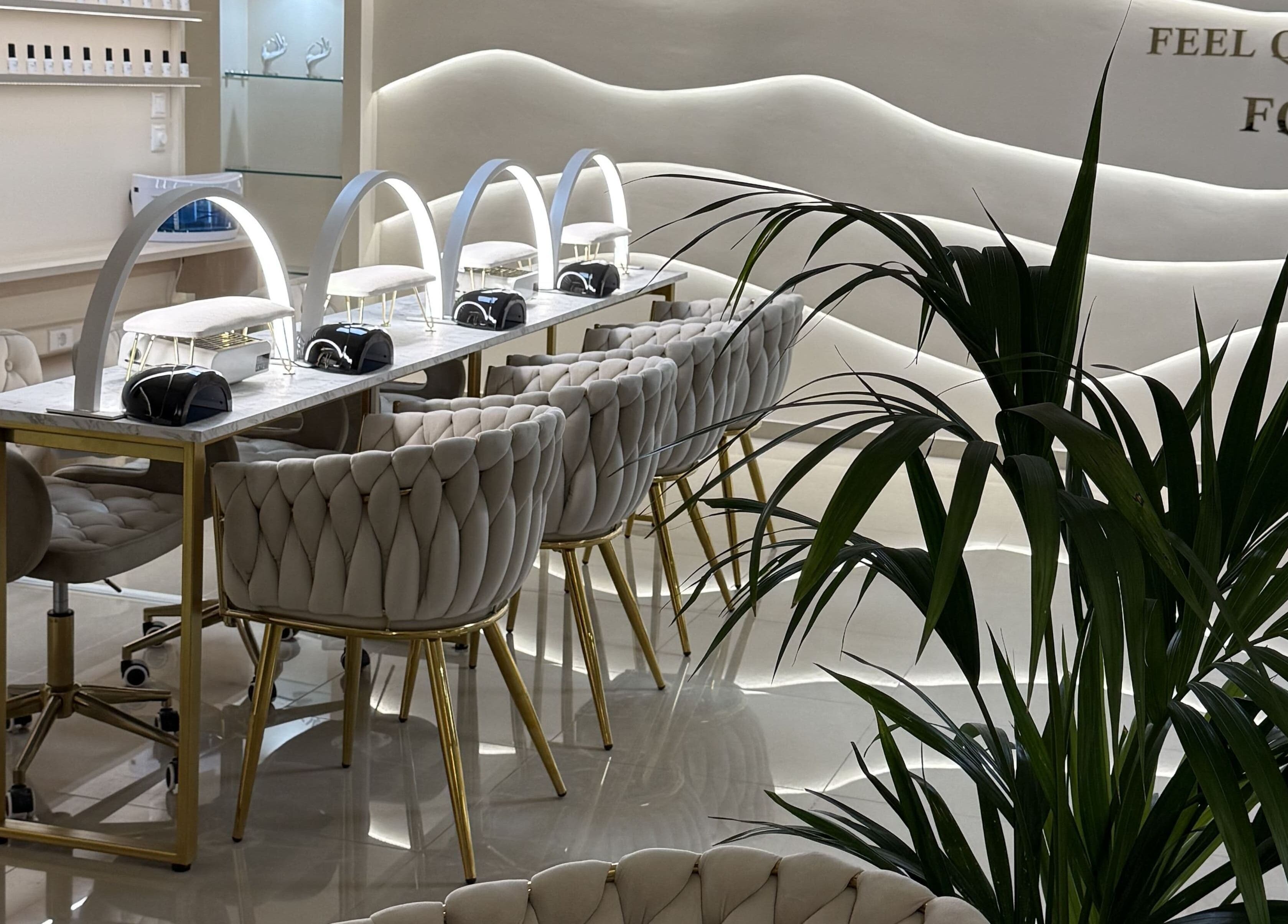 Κομψό εσωτερικό Feel Queen, Gerakas GR με πολυτελείς καρέκλες και κομψή διακόσμηση.