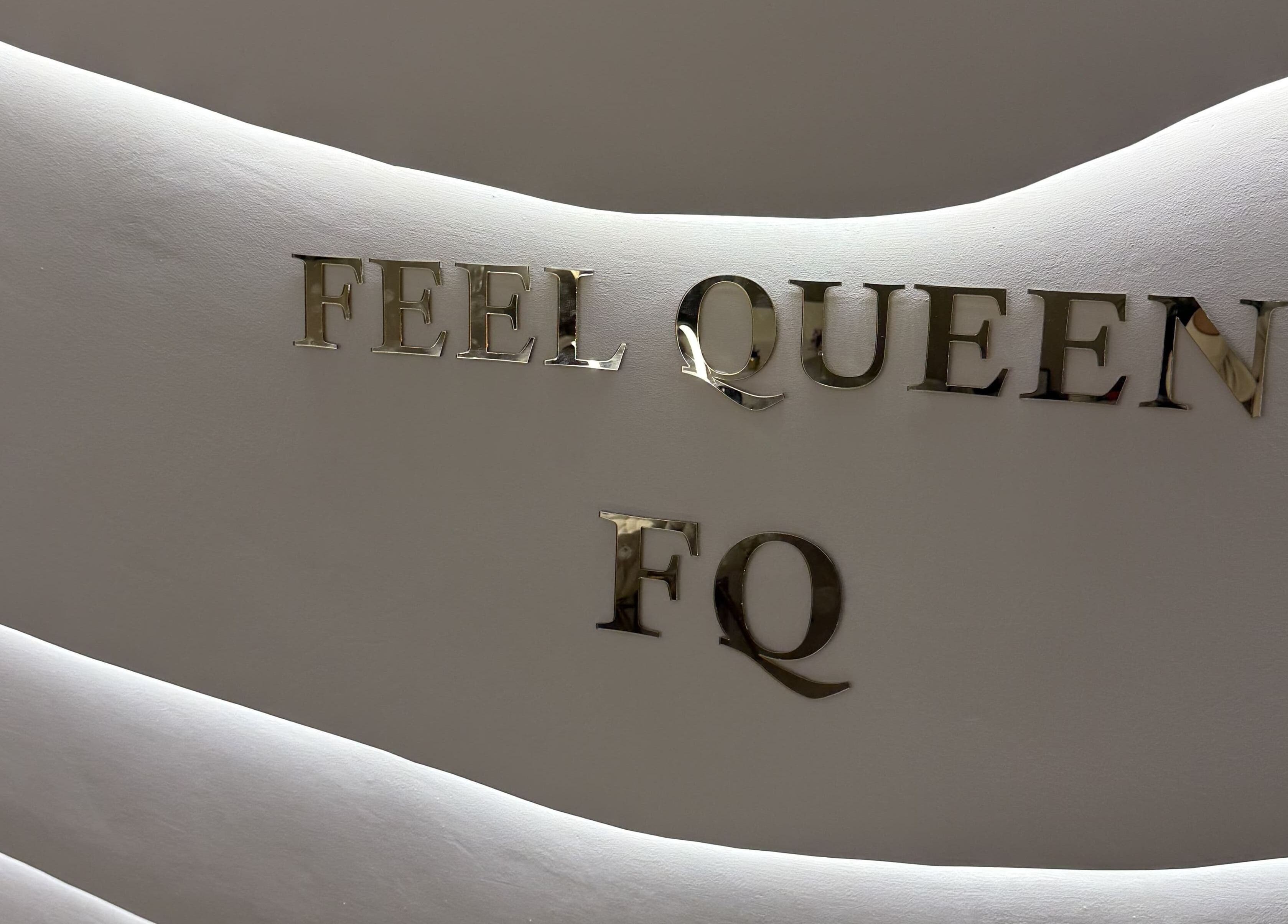 Καλλιτεχνική επιγραφή Feel Queen σε τοίχο στο Gerakas, GR, προσκαλεί στην κομψότητα και ευεξία.