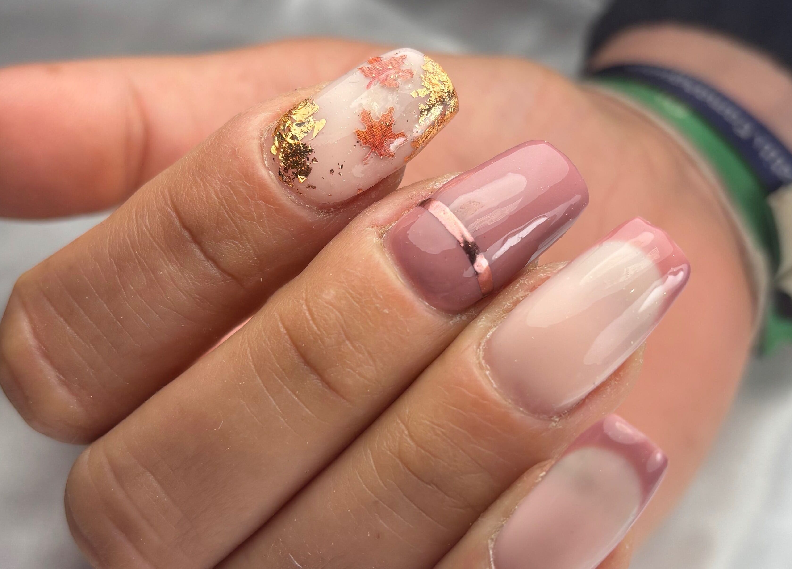 Manucure élégante avec feuilles dorées chez Kell’Beauté, Allevard, Auvergne-rhône-alpes, FR.