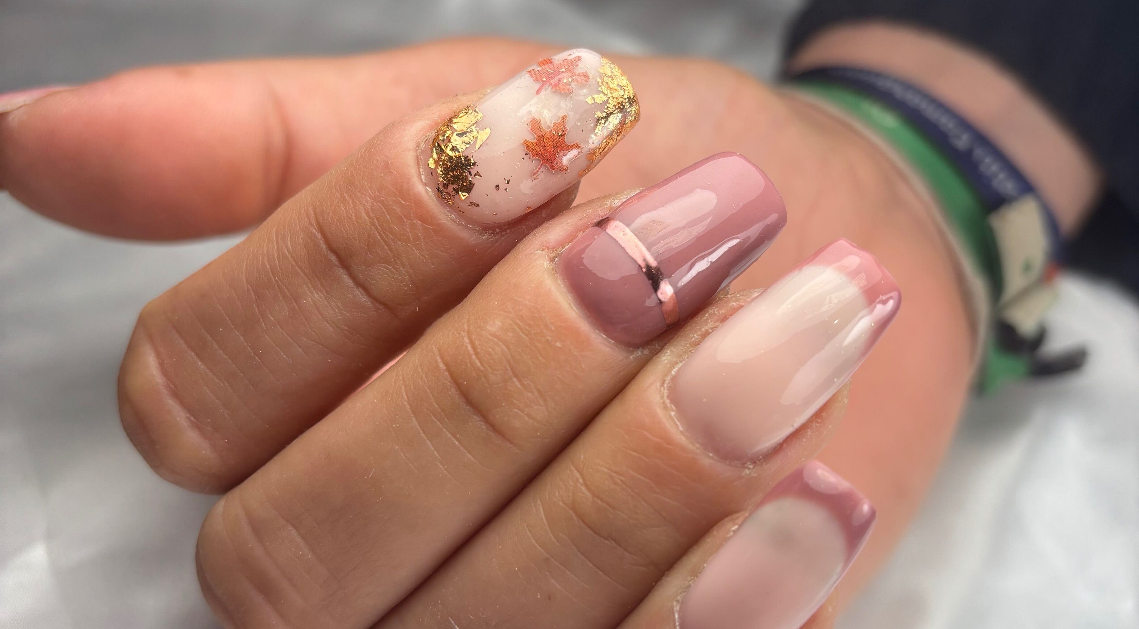 Manucure élégante avec feuilles dorées chez Kell’Beauté, Allevard, Auvergne-rhône-alpes, FR.