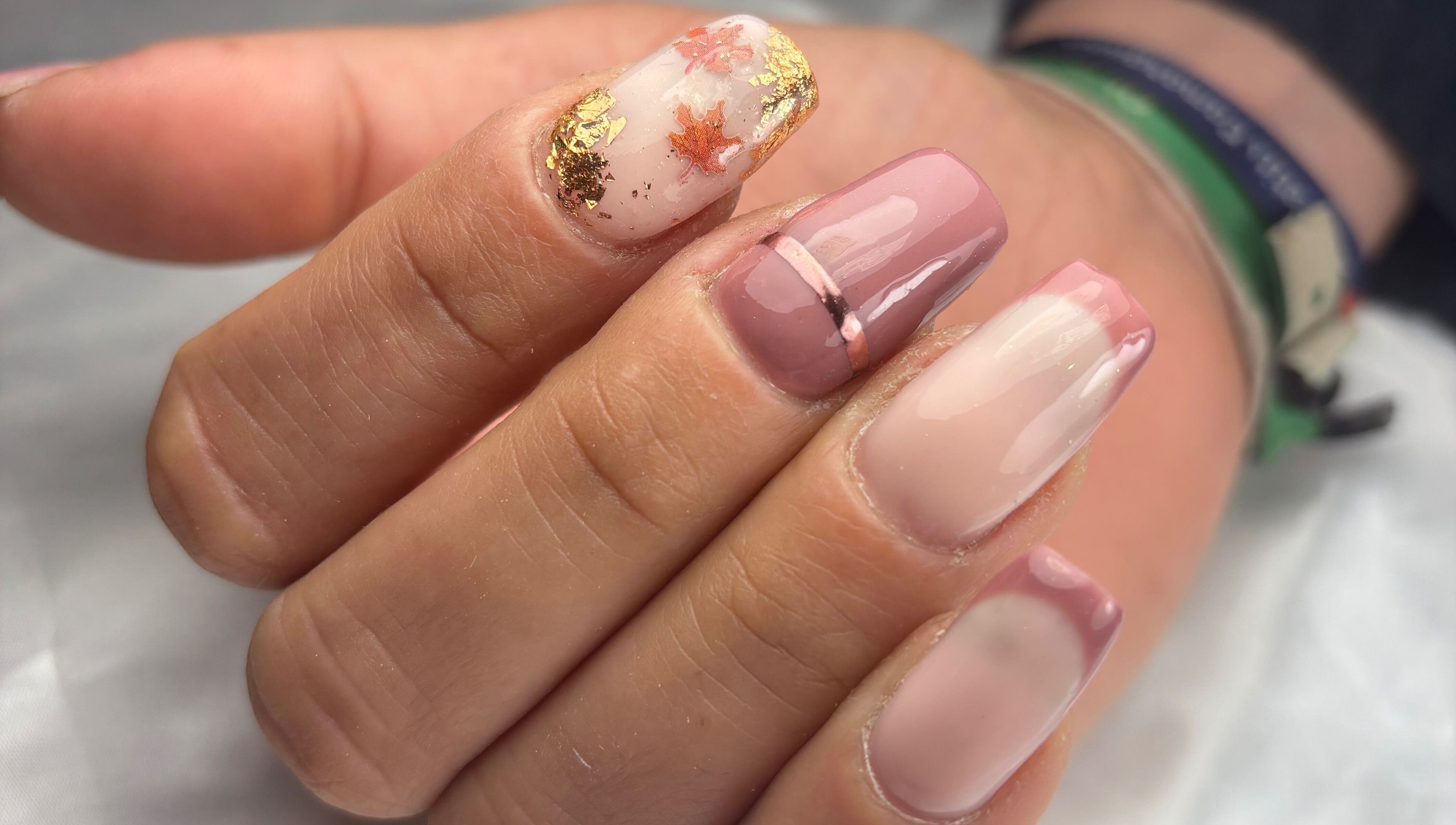 Manucure élégante à Kell’Beauté, Allevard, Auvergne-rhône-alpes, FR avec design floral et doré.