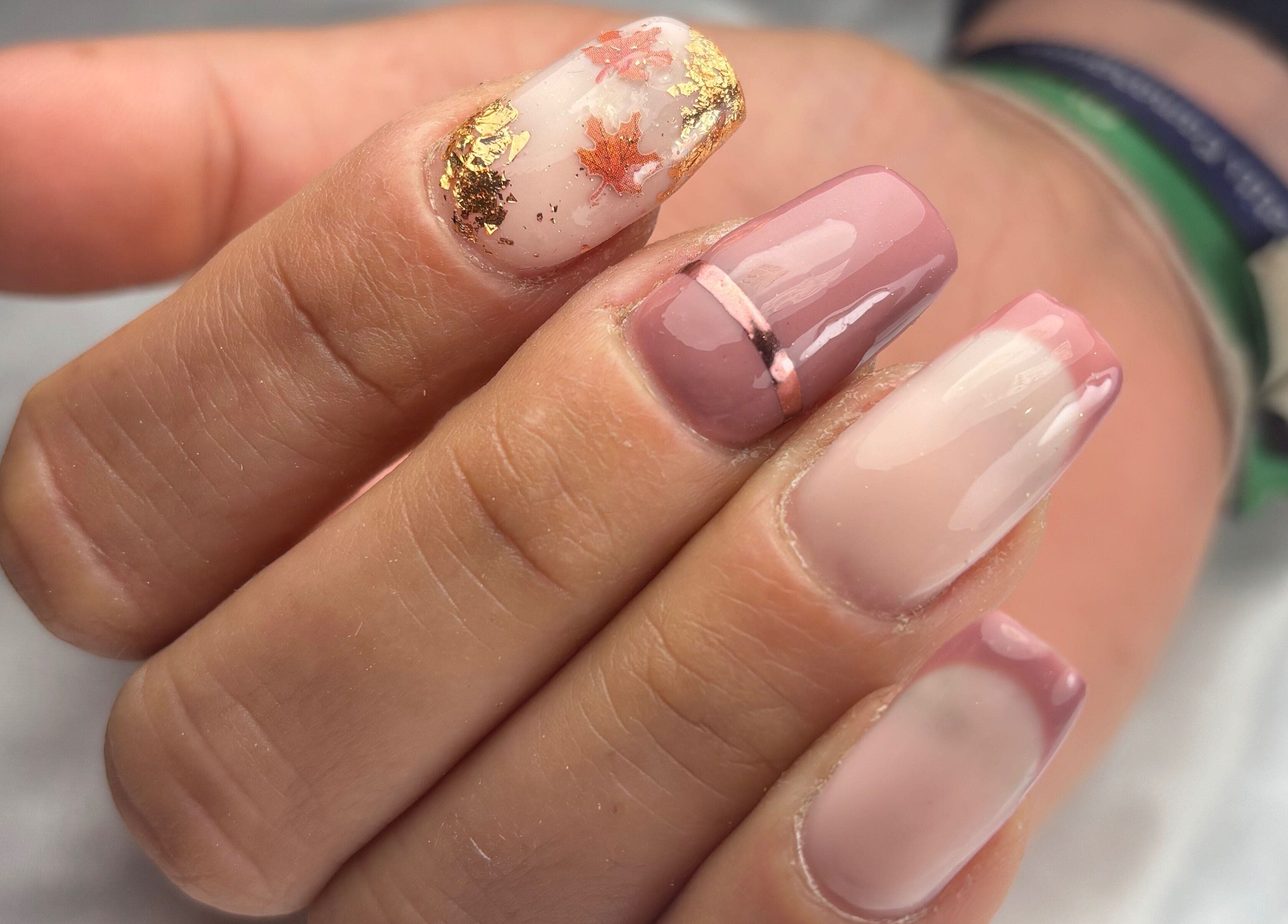 Manucure élégante à Kell’Beauté, Allevard, Auvergne-rhône-alpes, FR avec design floral et doré.