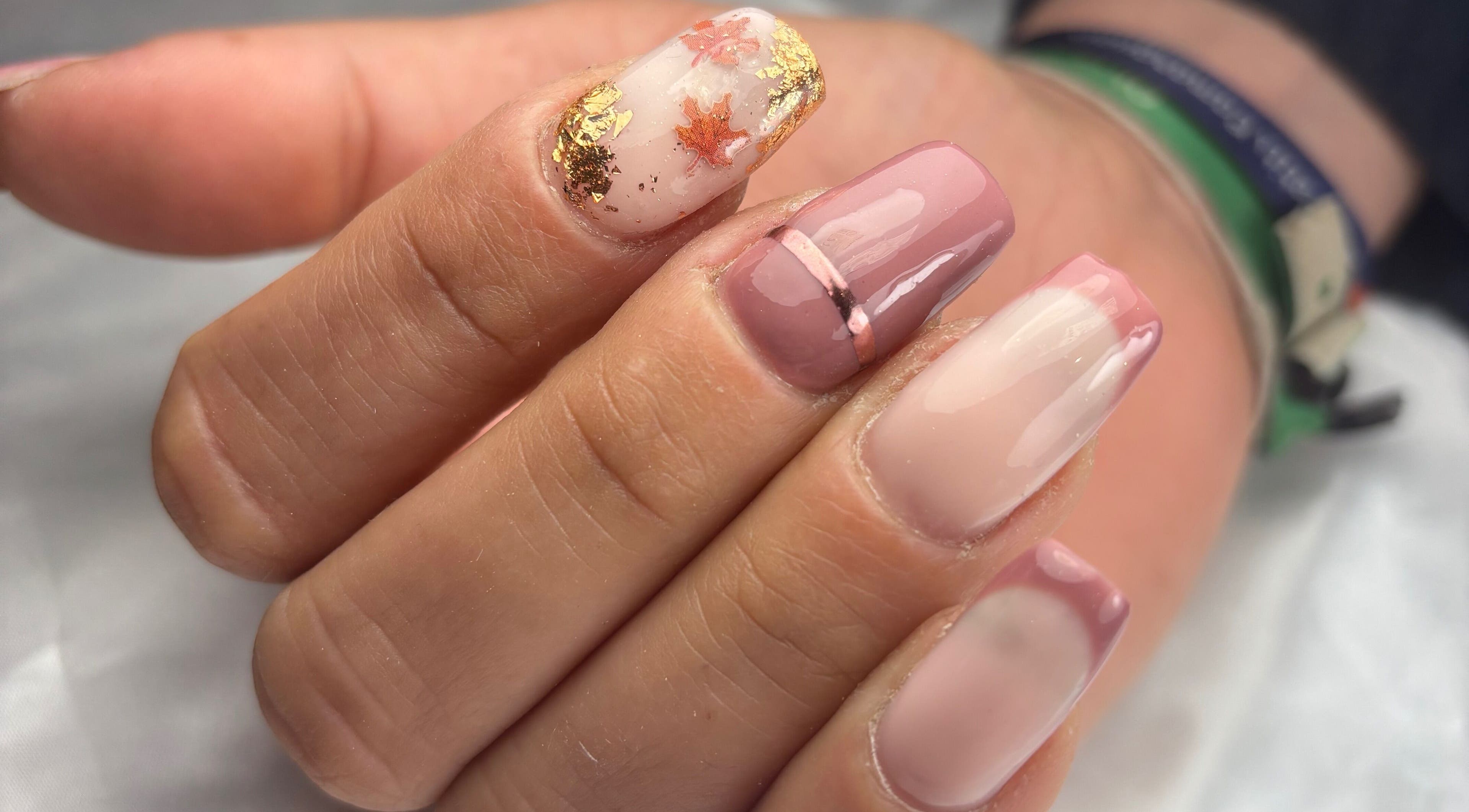 Manucure élégante à Kell’Beauté, Allevard, Auvergne-rhône-alpes, FR avec design floral et doré.