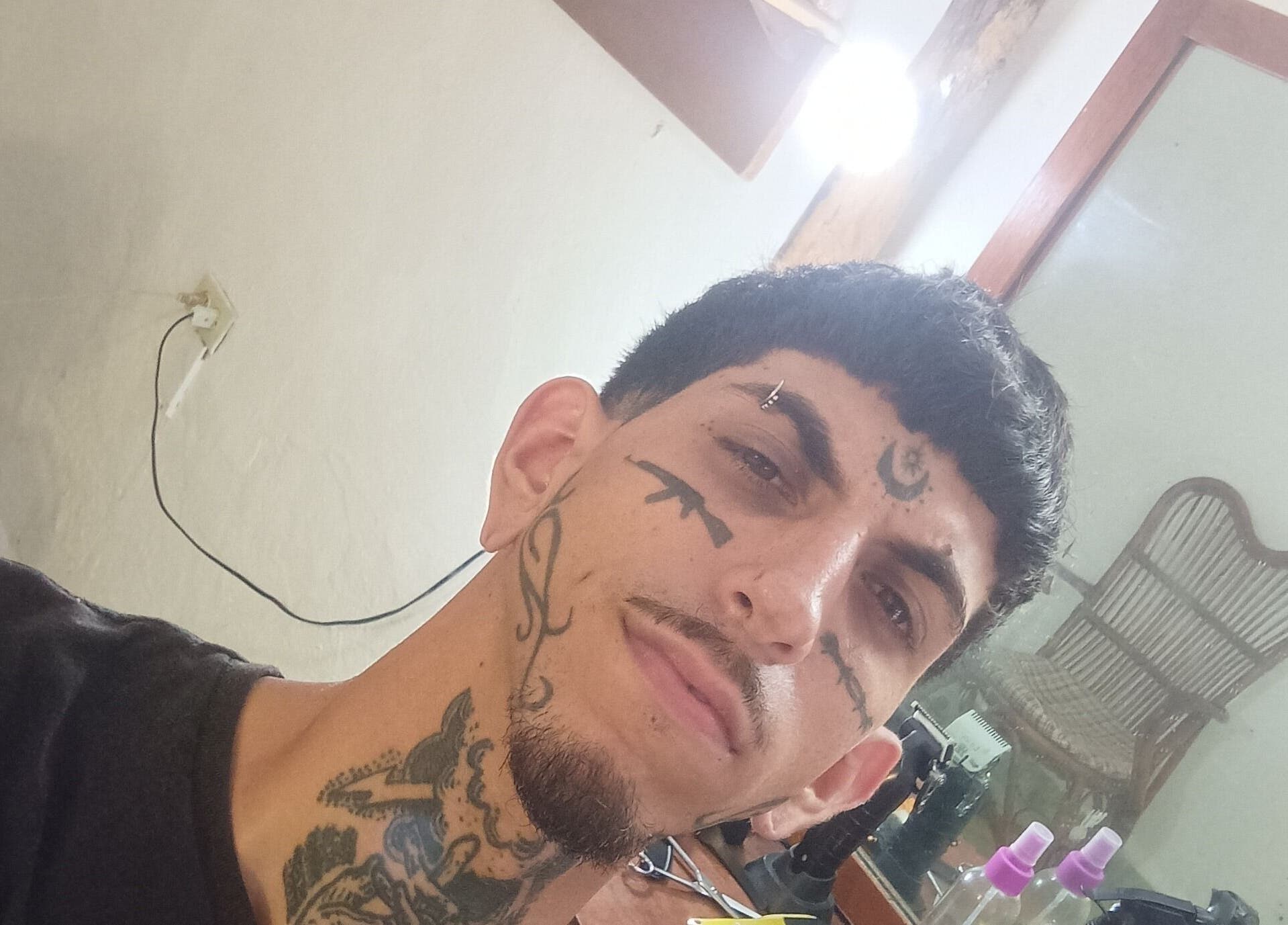 Cliente tatuado en La Santa Barbería, La Habana, CU, mostrando estilo moderno y audaz.