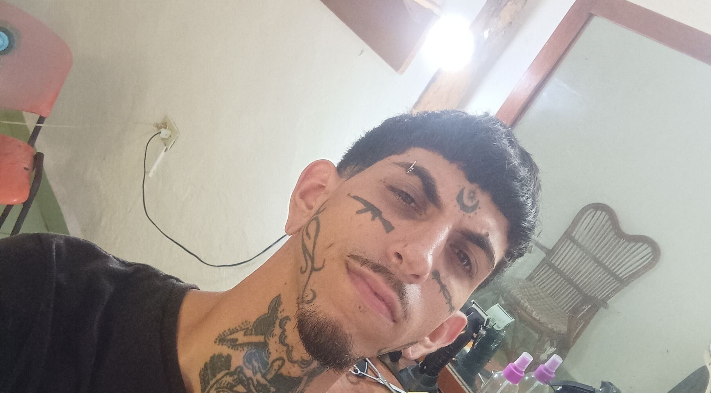 Cliente tatuado en La Santa Barbería, La Habana, CU, mostrando estilo moderno y audaz.