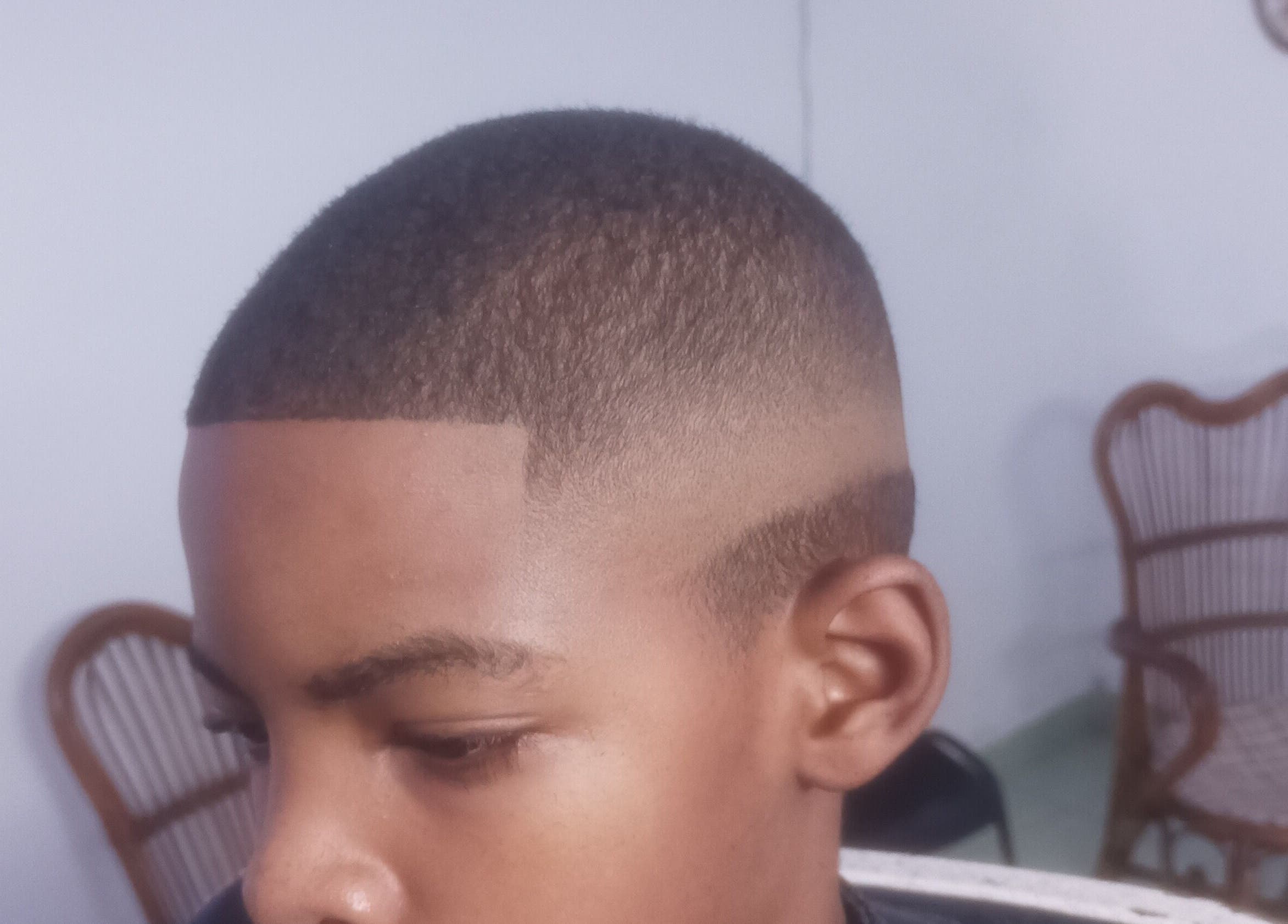 Corte de cabello afeitado en La Santa Barbería, La Habana, La Habana, CU. Diseño preciso y moderno.