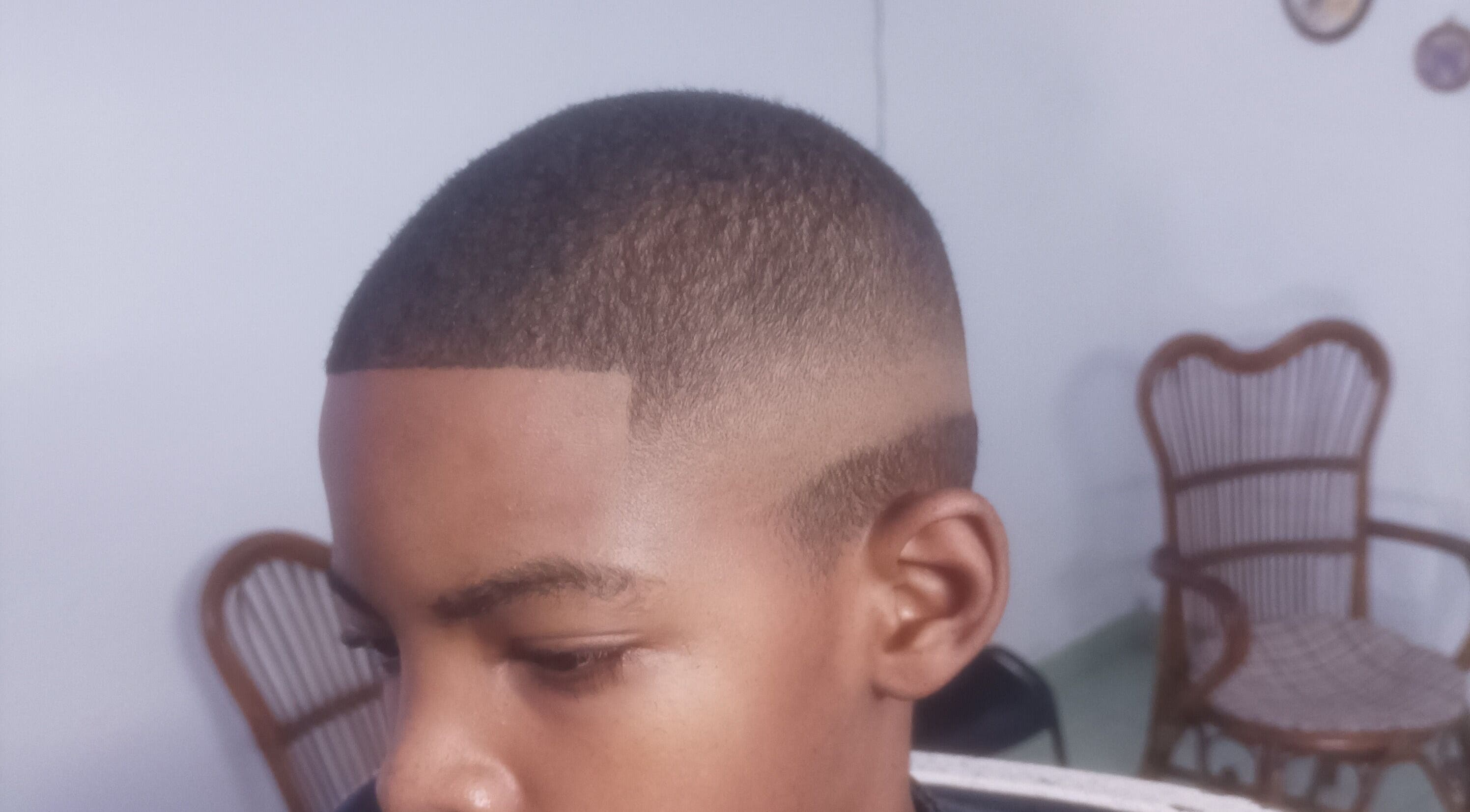 Corte de cabello afeitado en La Santa Barbería, La Habana, La Habana, CU. Diseño preciso y moderno.