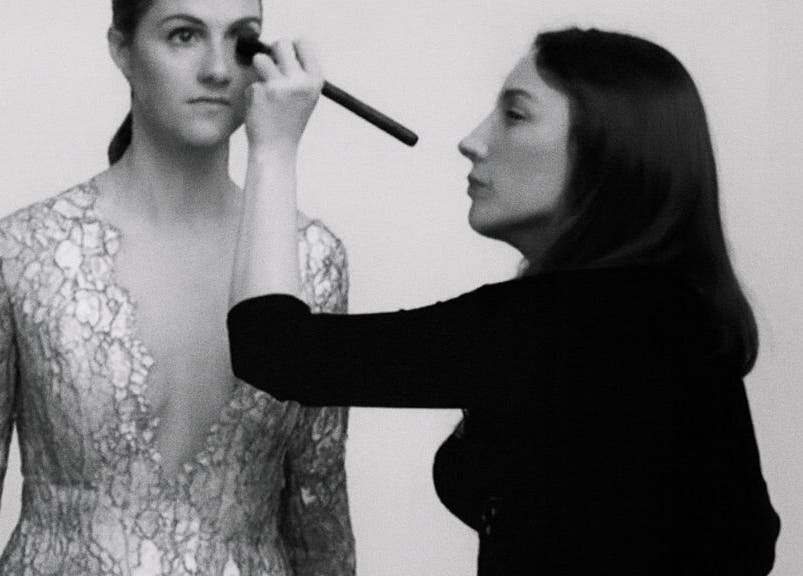 Maquilleuse appliquant du maquillage chez Lash Society, Monnetier-Mornex, Auvergne-Rhône-Alpes, FR.