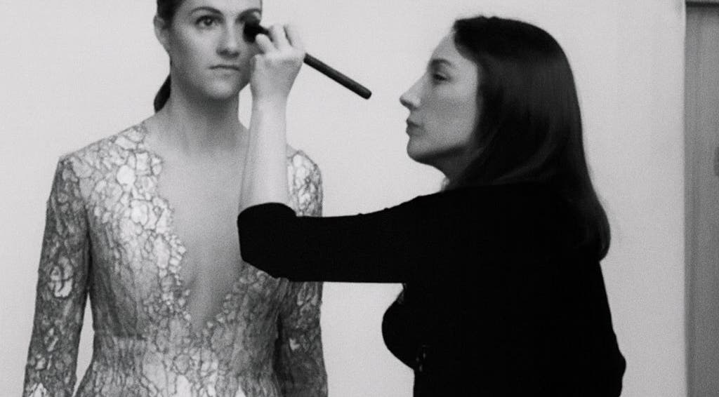 Maquilleuse appliquant du maquillage chez Lash Society, Monnetier-Mornex, Auvergne-Rhône-Alpes, FR.