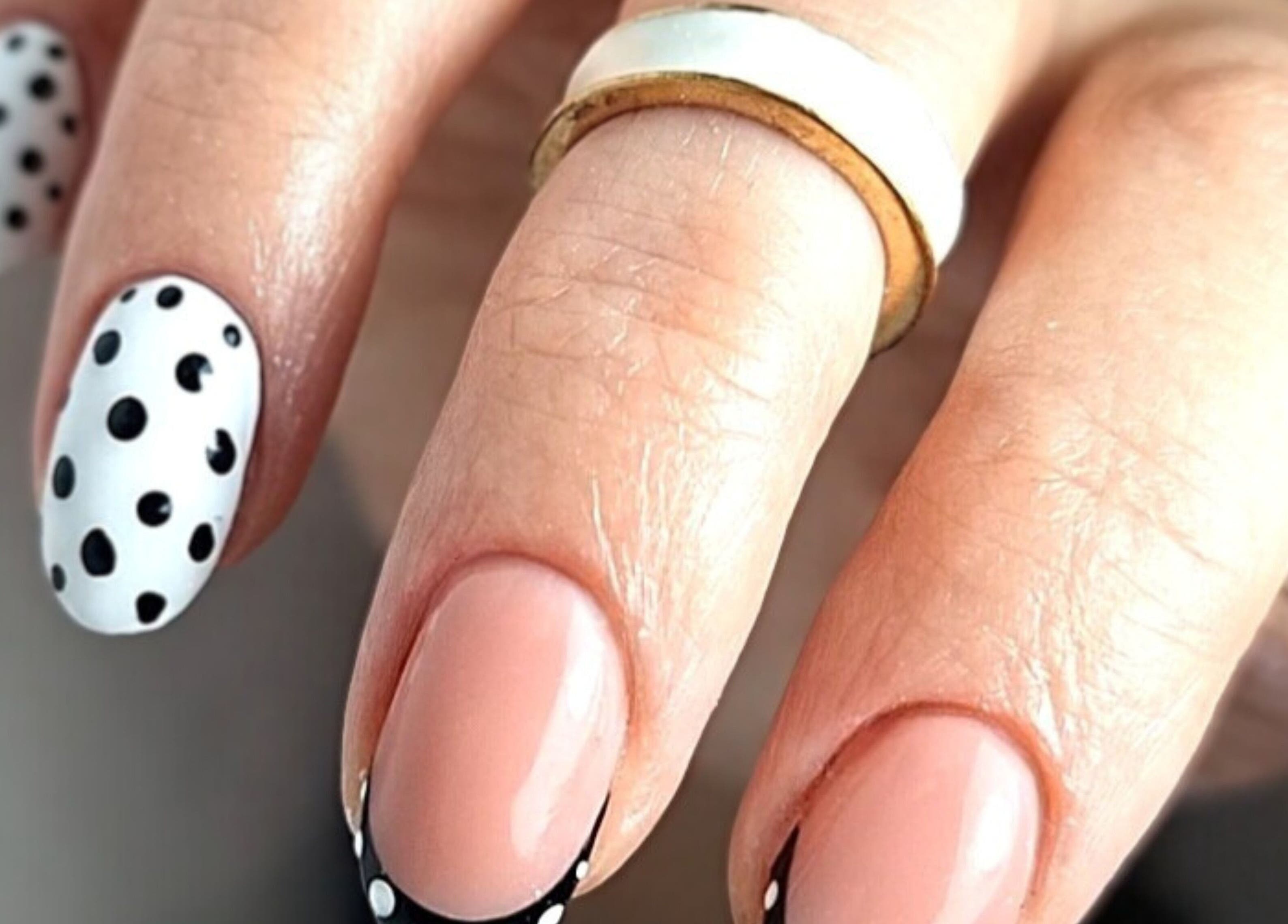 Stylowe paznokcie w kropki od Mags • Nail Artist • Educator w Swinton, England, GB.