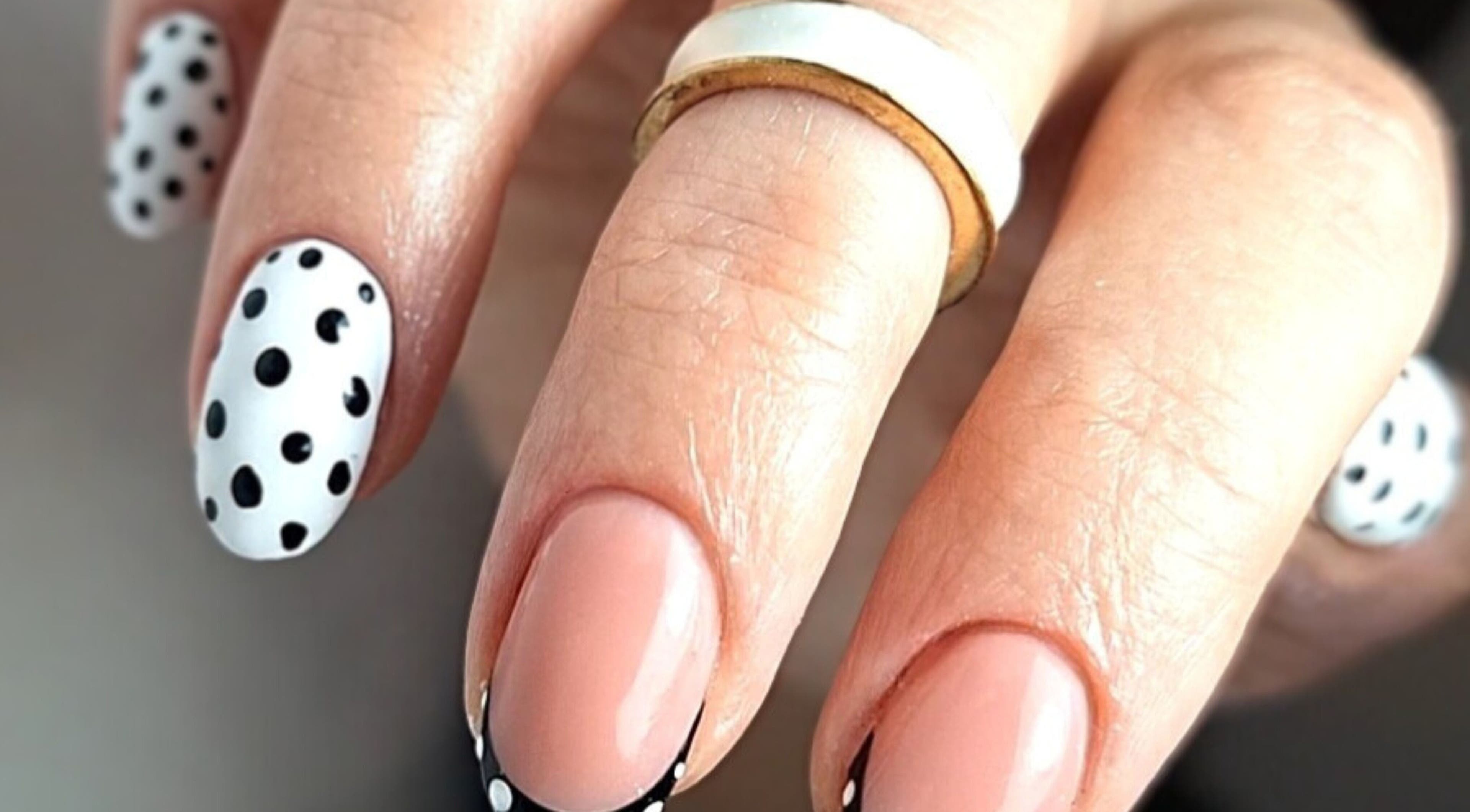 Stylowe paznokcie w kropki od Mags • Nail Artist • Educator w Swinton, England, GB.