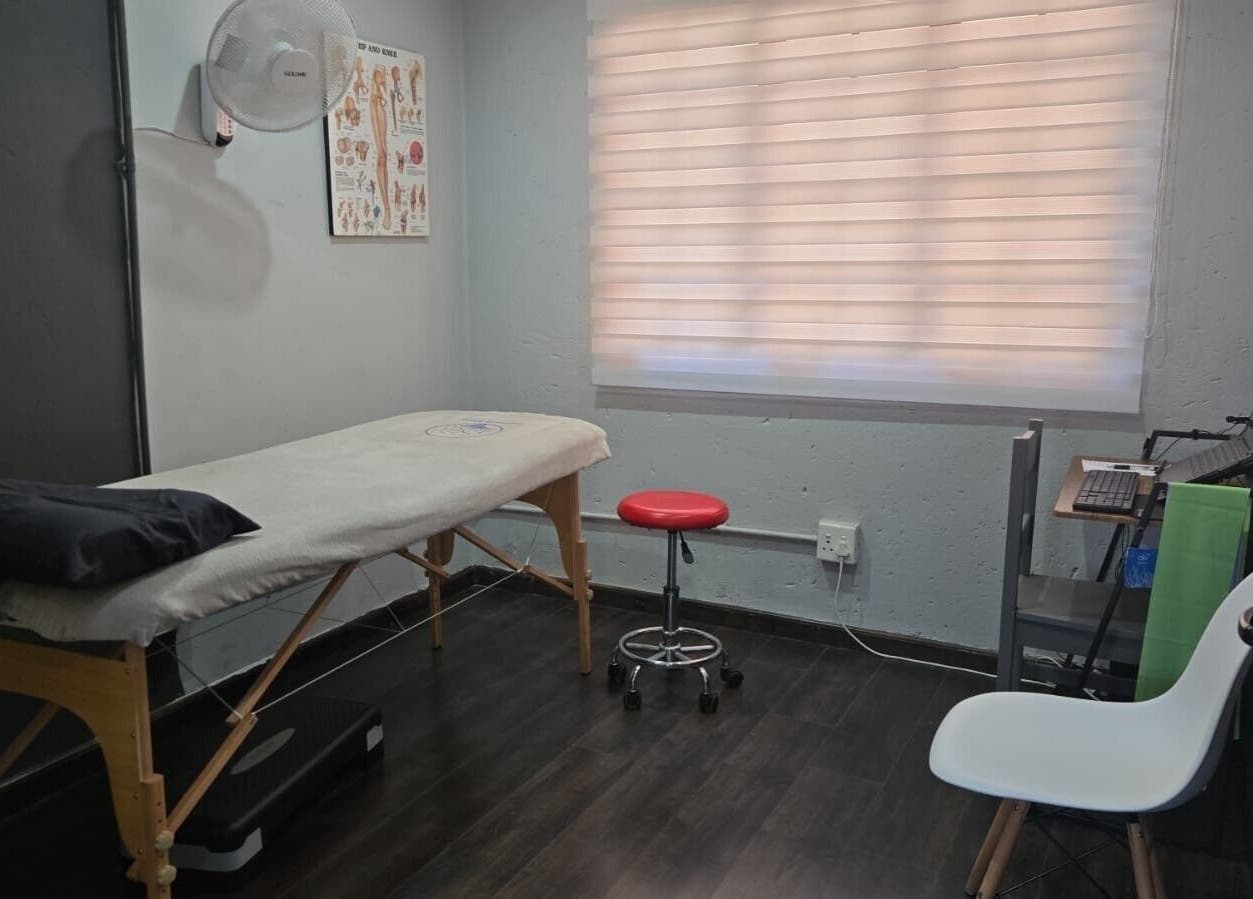 Calm treatment room at Gerhard Shaw Physiotherapy, Pretoria, Gauteng, ZA, featuring a massage table and seating.