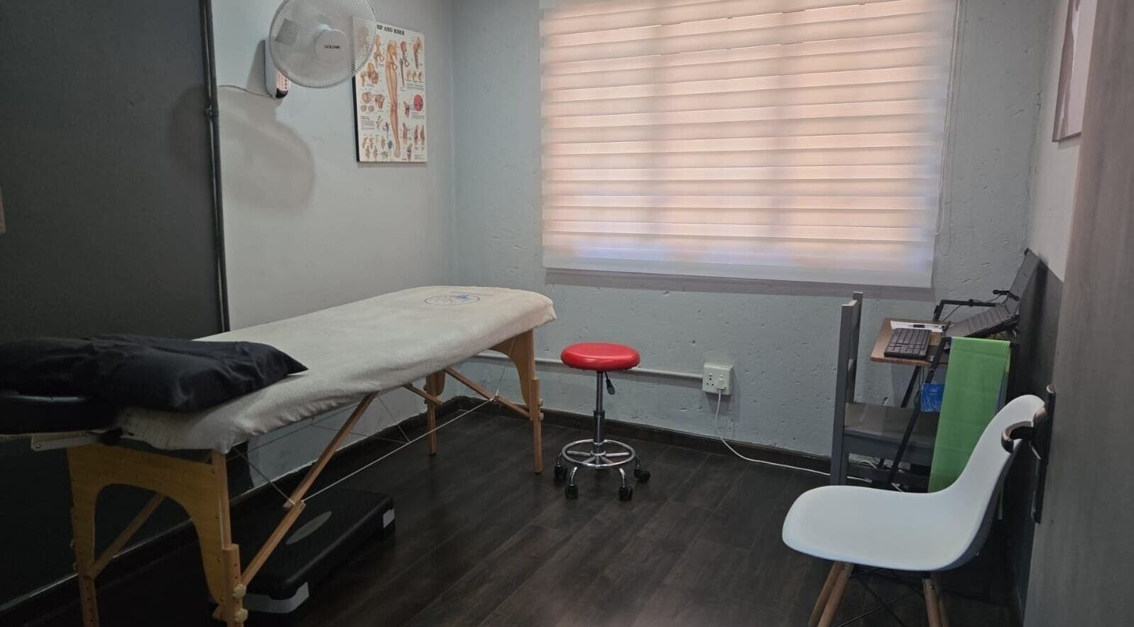 Calm treatment room at Gerhard Shaw Physiotherapy, Pretoria, Gauteng, ZA, featuring a massage table and seating.