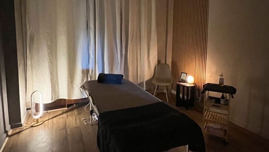 Table de massage relaxante chez Virginie Fraysse, Rodez, Occitanie, FR, ambiance tamisée et sereine.