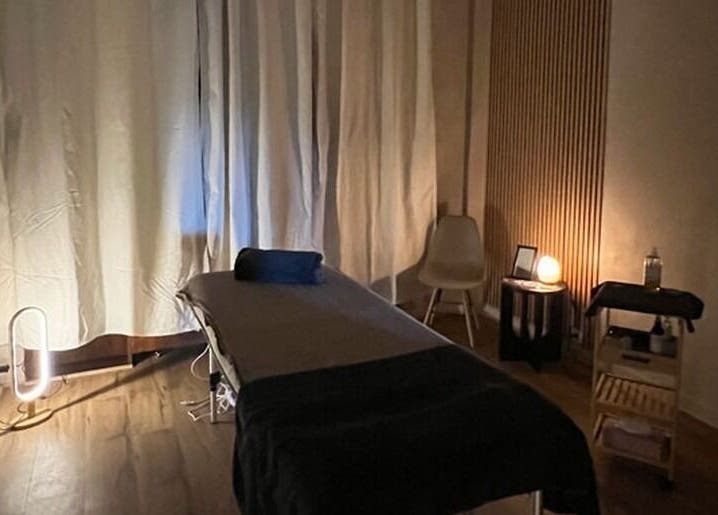 Table de massage relaxante chez Virginie Fraysse, Rodez, Occitanie, FR, ambiance tamisée et sereine.