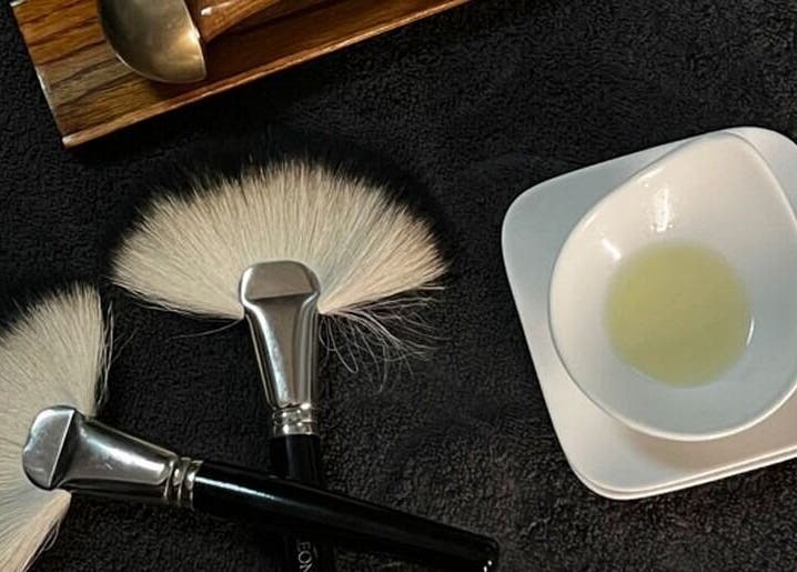 Accessoires de beauté chez Virginie Fraysse à Rodez, Occitanie, FR. Deux pinceaux et un bol de sérum.