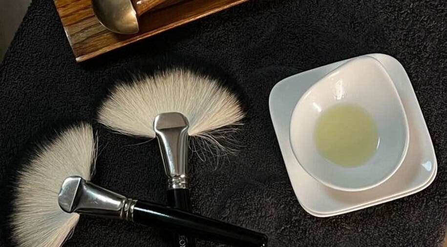 Accessoires de beauté chez Virginie Fraysse à Rodez, Occitanie, FR. Deux pinceaux et un bol de sérum.