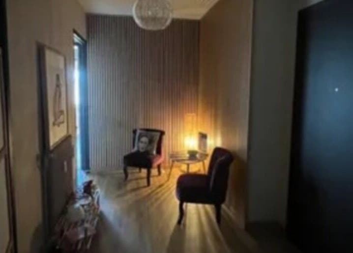 Entrée élégante chez Virginie Fraysse à Rodez, Occitanie, FR avec fauteuils confortables et éclairage chaleureux.