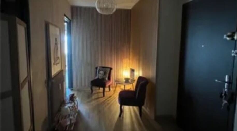 Entrée élégante chez Virginie Fraysse à Rodez, Occitanie, FR avec fauteuils confortables et éclairage chaleureux.