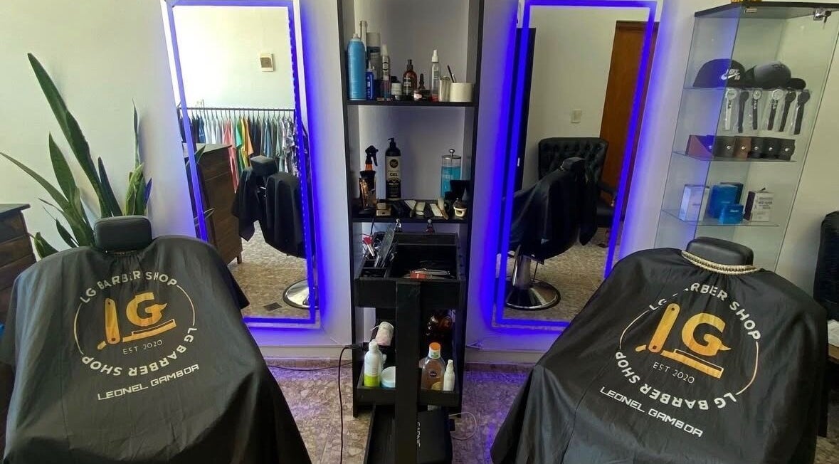 Sophisticated barbershop setup at Lucas, Córdoba, Córdoba, AR with sleek chairs and grooming tools.