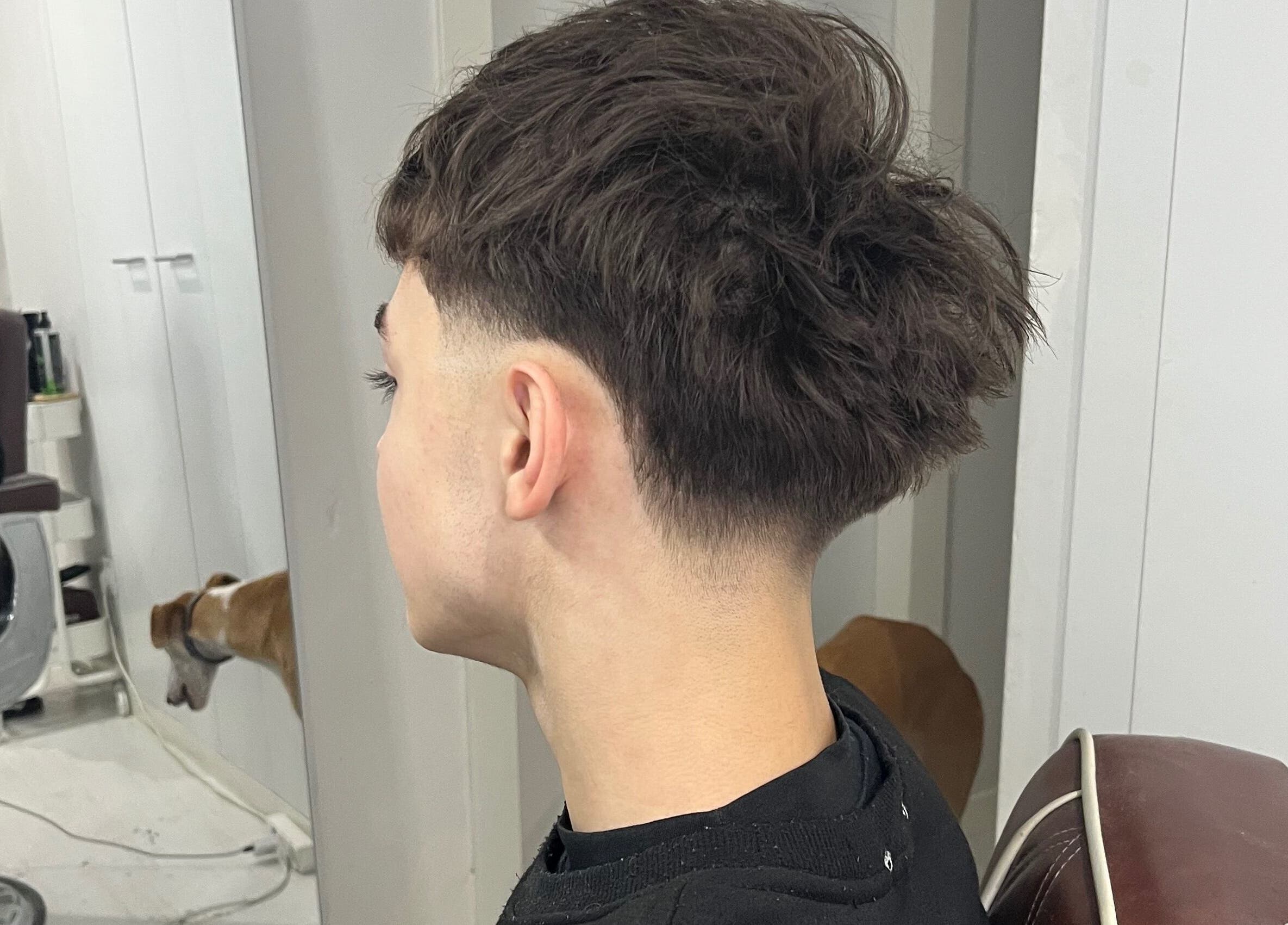 Corte de cabello moderno en G.V_baarbeer, Mieres ES, destacando un estilo bajo degradado.