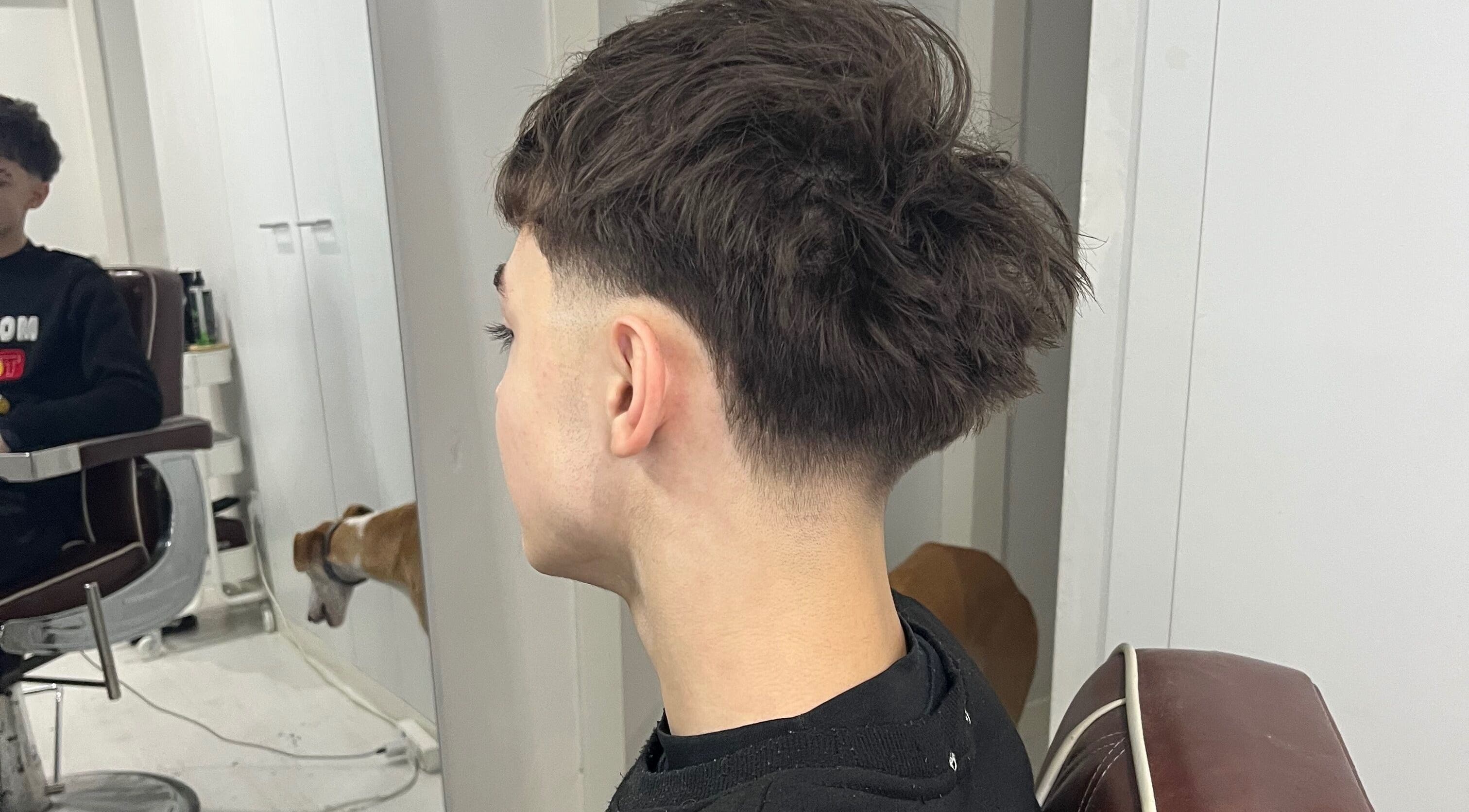 Corte de cabello moderno en G.V_baarbeer, Mieres ES, destacando un estilo bajo degradado.