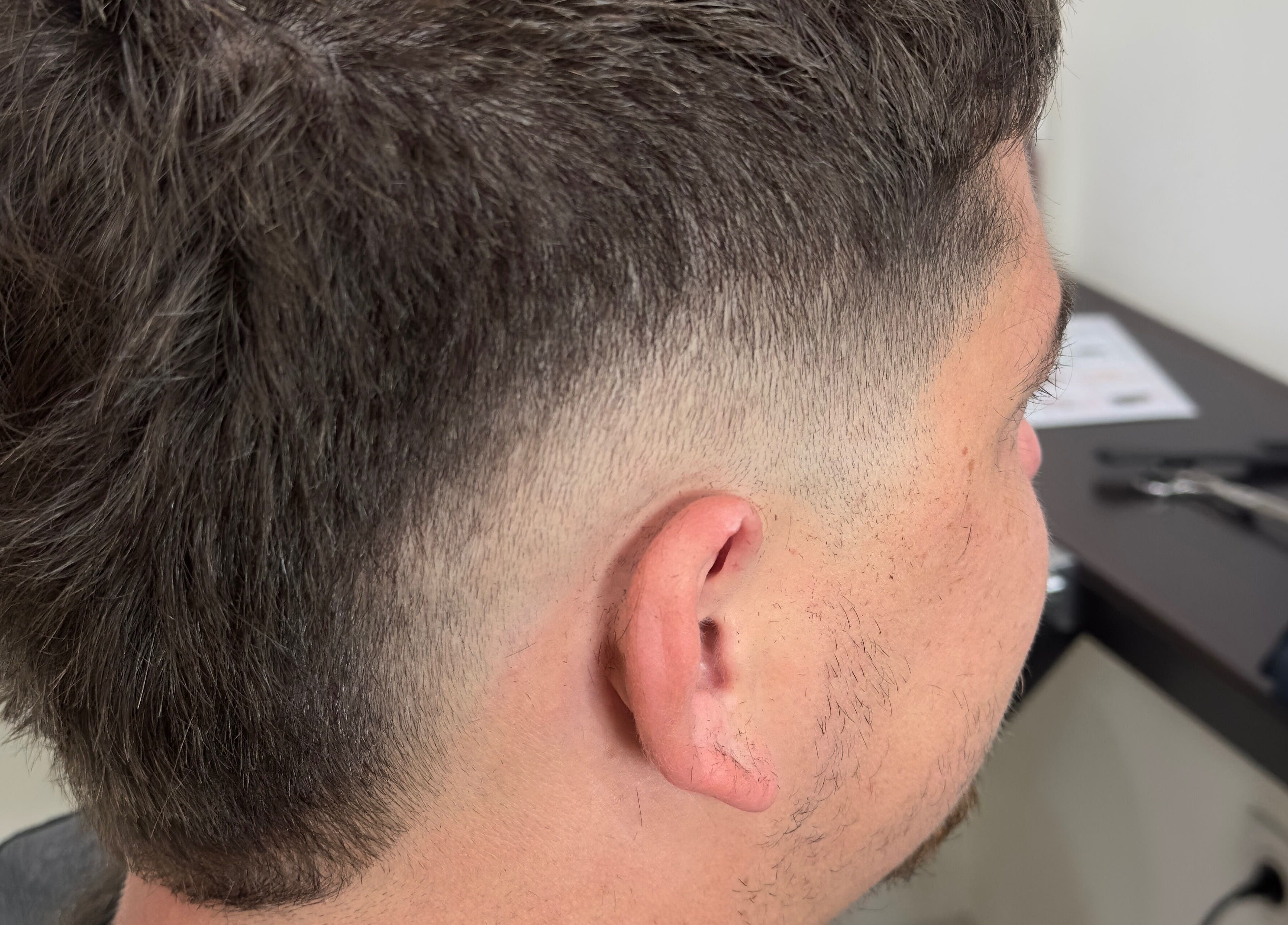 Coiffure moderne au salon Pito.cld, Noé, Occitanie, FR. Style précis et tendance.