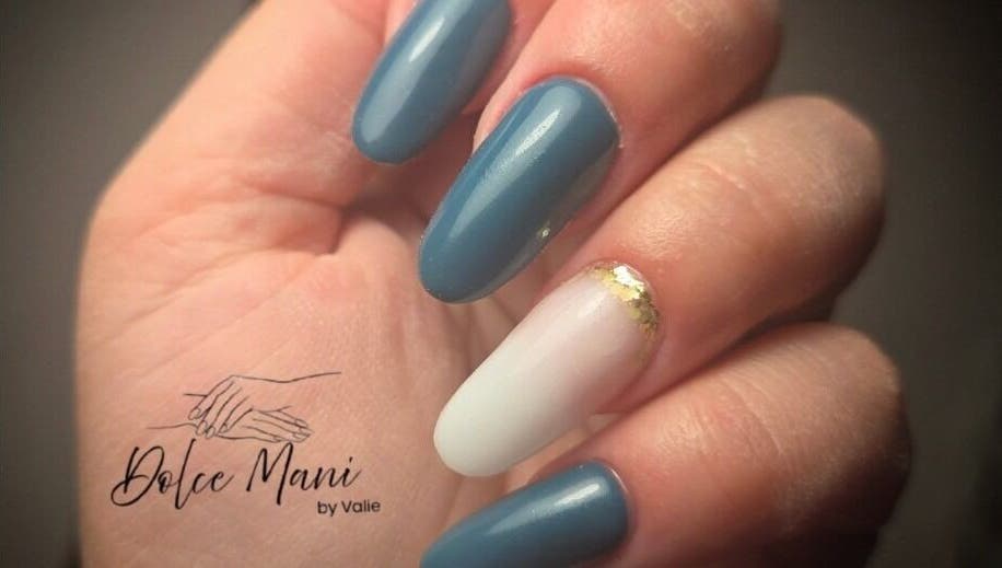 Manucure élégante Dolce Mani - by Valie à Labenne, Nouvelle-Aquitaine, FR. Ongles bleus et or.