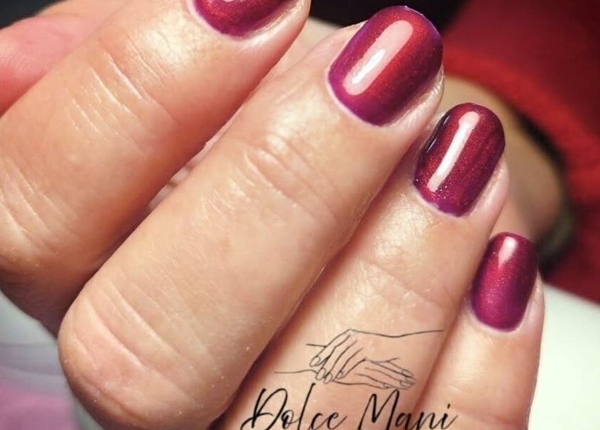 Manucure élégante avec vernis pourpre à Dolce Mani - by Valie, Labenne, Nouvelle-aquitaine, FR.