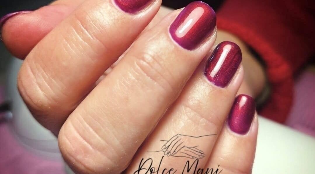 Manucure élégante avec vernis pourpre à Dolce Mani - by Valie, Labenne, Nouvelle-aquitaine, FR.