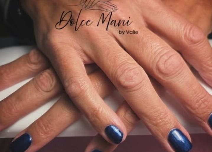 Manucure élégante avec vernis bleu chez Dolce Mani - by Valie, Labenne, Nouvelle-Aquitaine, FR.