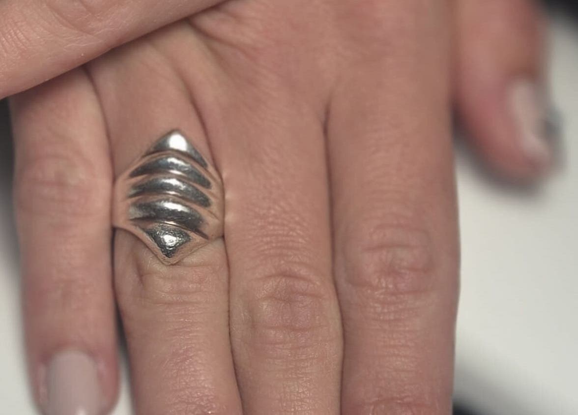 Anneau argenté moderne sur main à Dolce Mani - by Valie, Labenne, Nouvelle-aquitaine, FR.